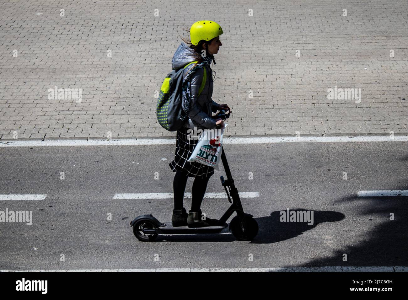 Tel Aviv, Israël 07 mai 2022 personnes roulant avec un scooter