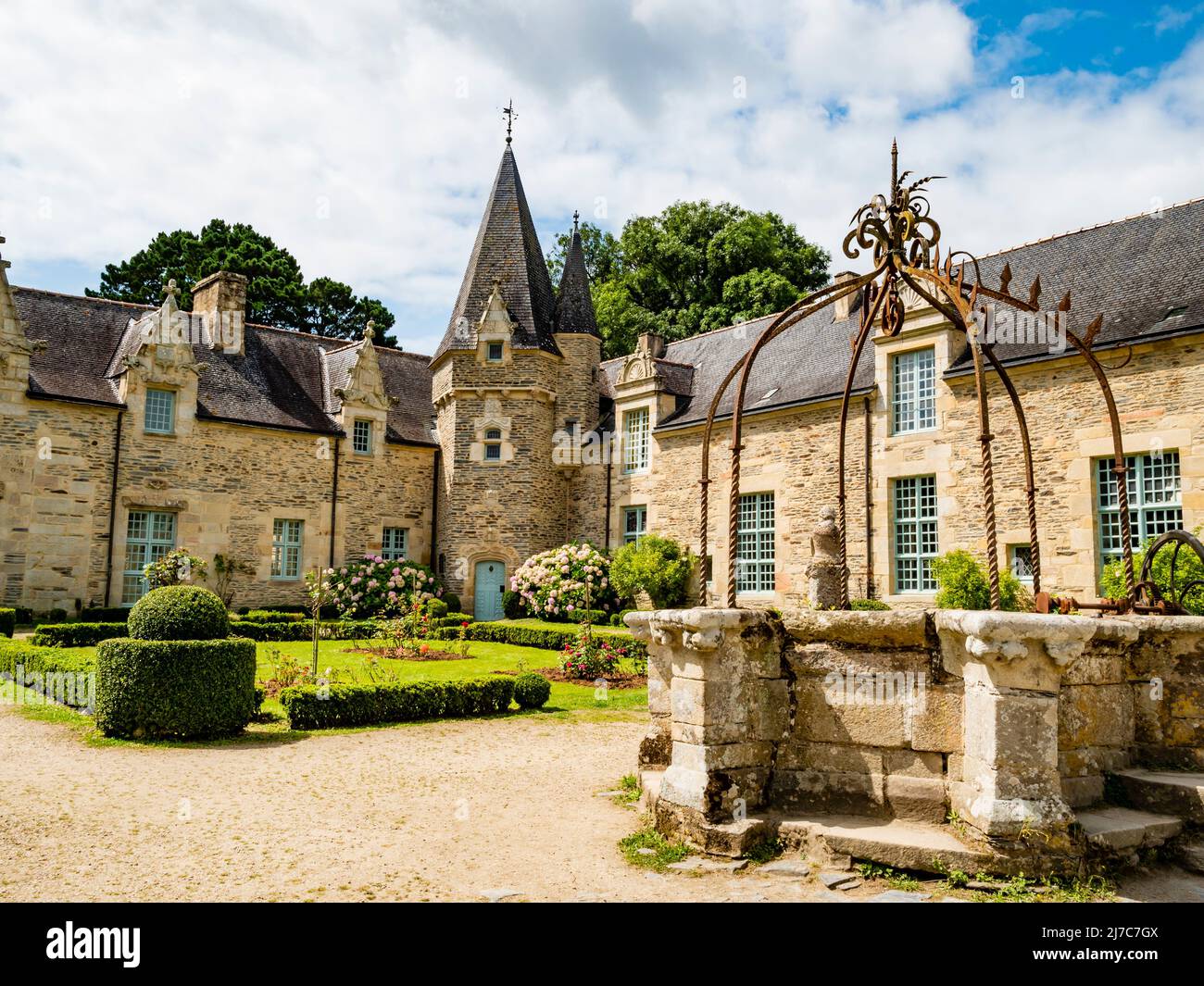 Vue imprenable sur le château médiéval de Rochefort-en-Terre, village pittoresque du département du Morbihan, Bretagne, France Banque D'Images