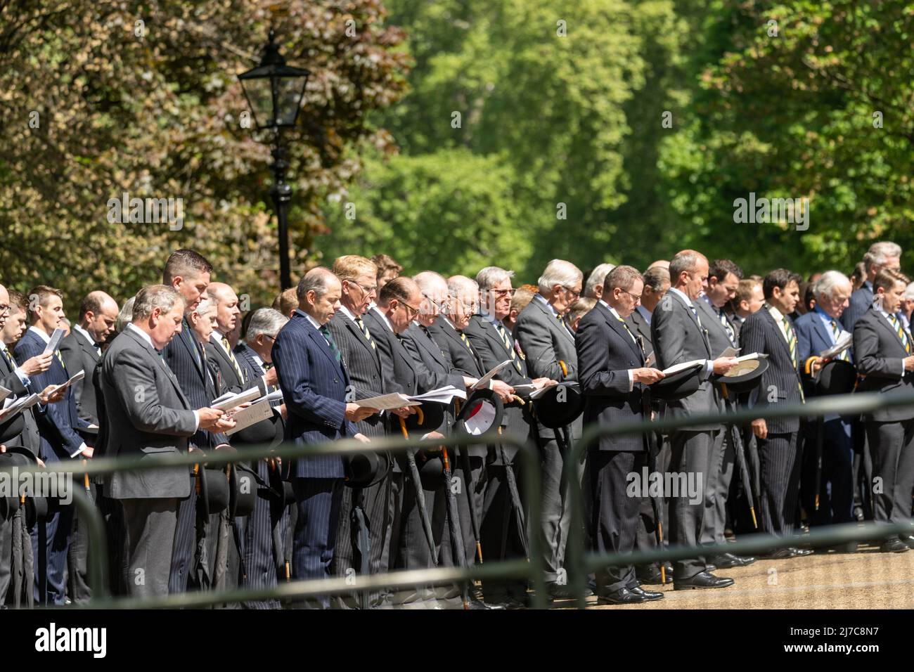 Londres Royaume-Uni 8th mai 2022 Combined Cavalry Old Comrades Association 98th Annual Parade and Service Hyde Park Londres, trois groupes de l'armée britannique en uniforme de cérémonie, chef de la marche détachements de service et anciens membres des associations régimentaires de Cavalry et de Yeomanry et des anciens combattants allant de la guerre mondiale 2 à l'Irak, Afghanistan et autres conflits. Les participants défilent dans une « robe de randonnée » traditionnelle de chapeaux de woller, de costumes, de cravates régimentaires et de port de parapluies à fourrure, même si elle pleut le crédit Ian DavidsonAlamy Live News Banque D'Images