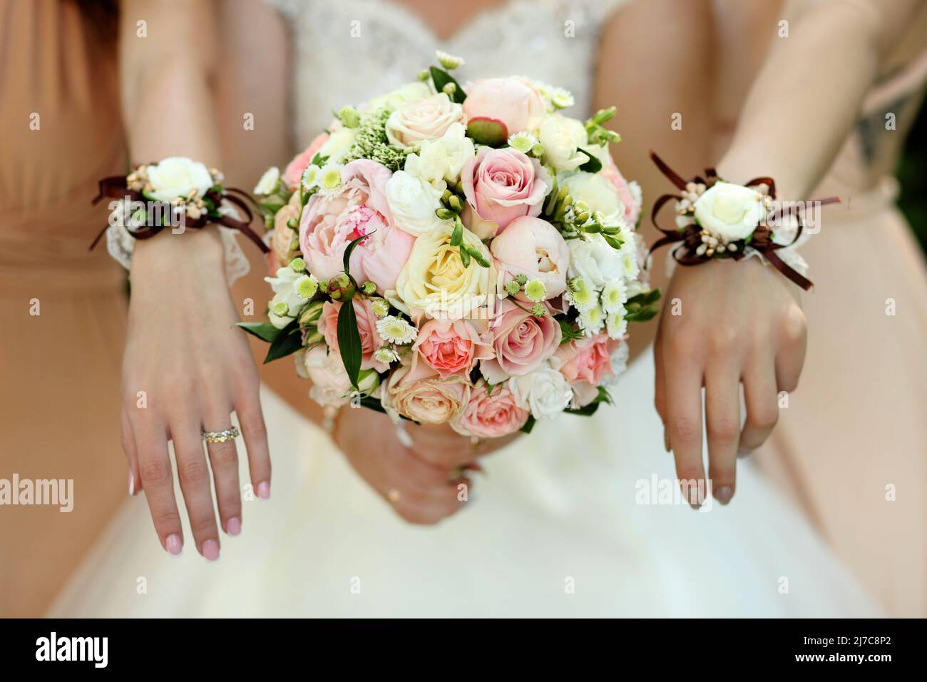 Mariée et demoiselles d'honneur tenant avec des bouquets de mariage sur leurs mains Banque D'Images