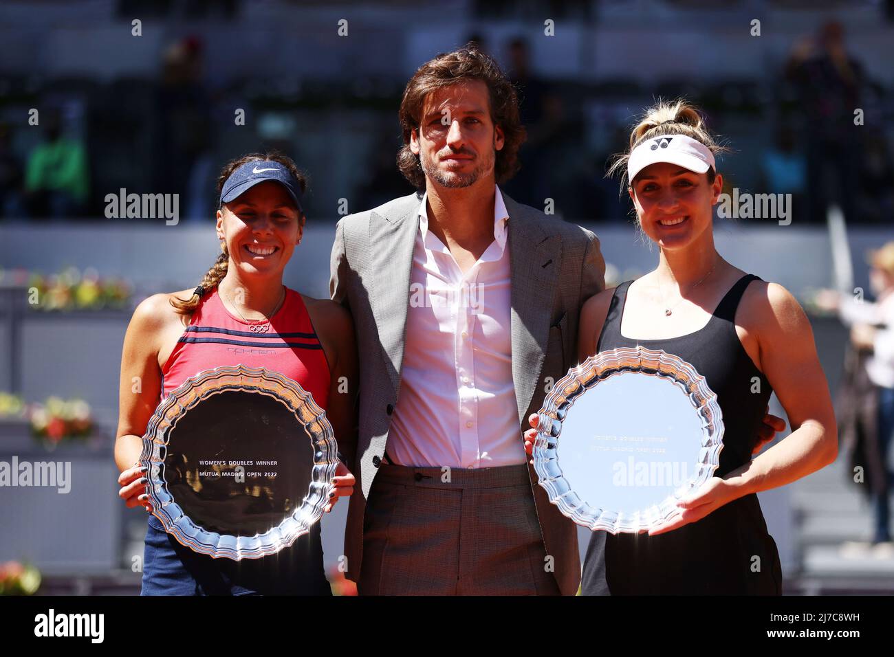 Gabriela Dabrowski du Canada et Giuliana Olmos du Mexique reçoivent le  trophée des gagnants de Feliciano Lopez, finale WTA double match lors du  tournoi de tennis Mutua Madrid Open 2022 le 7