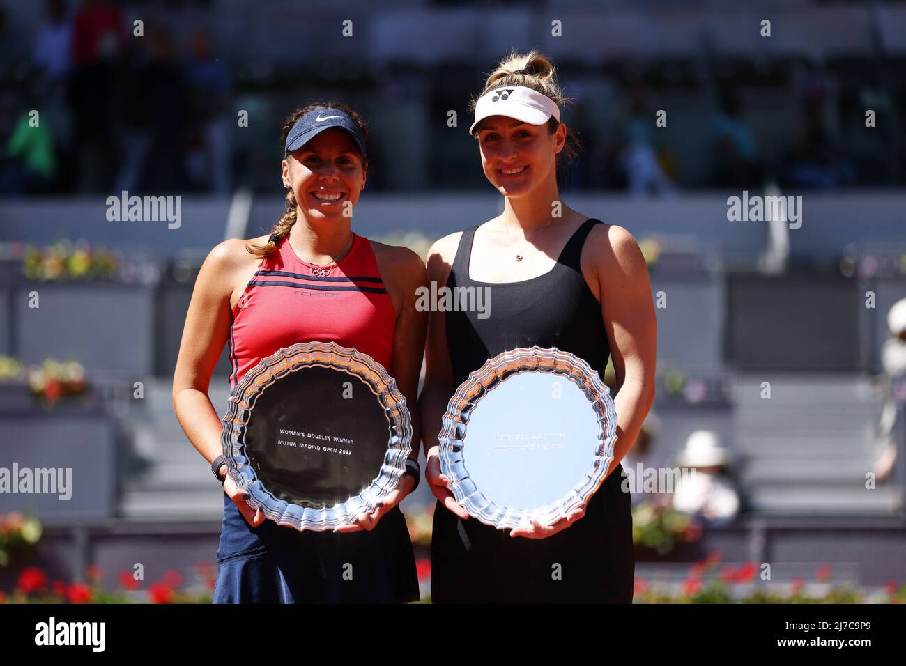 Gabriela Dabrowski du Canada et Giuliana Olmos du Mexique posent pour la photo avec le trophée des gagnants, finale WTA double match pendant le tournoi de tennis Mutua Madrid Open 2022 le 7 mai 2022 au stade Caja Magica à Madrid, Espagne - photo: Oscar J Barroso/DPPI/LiveMedia Banque D'Images