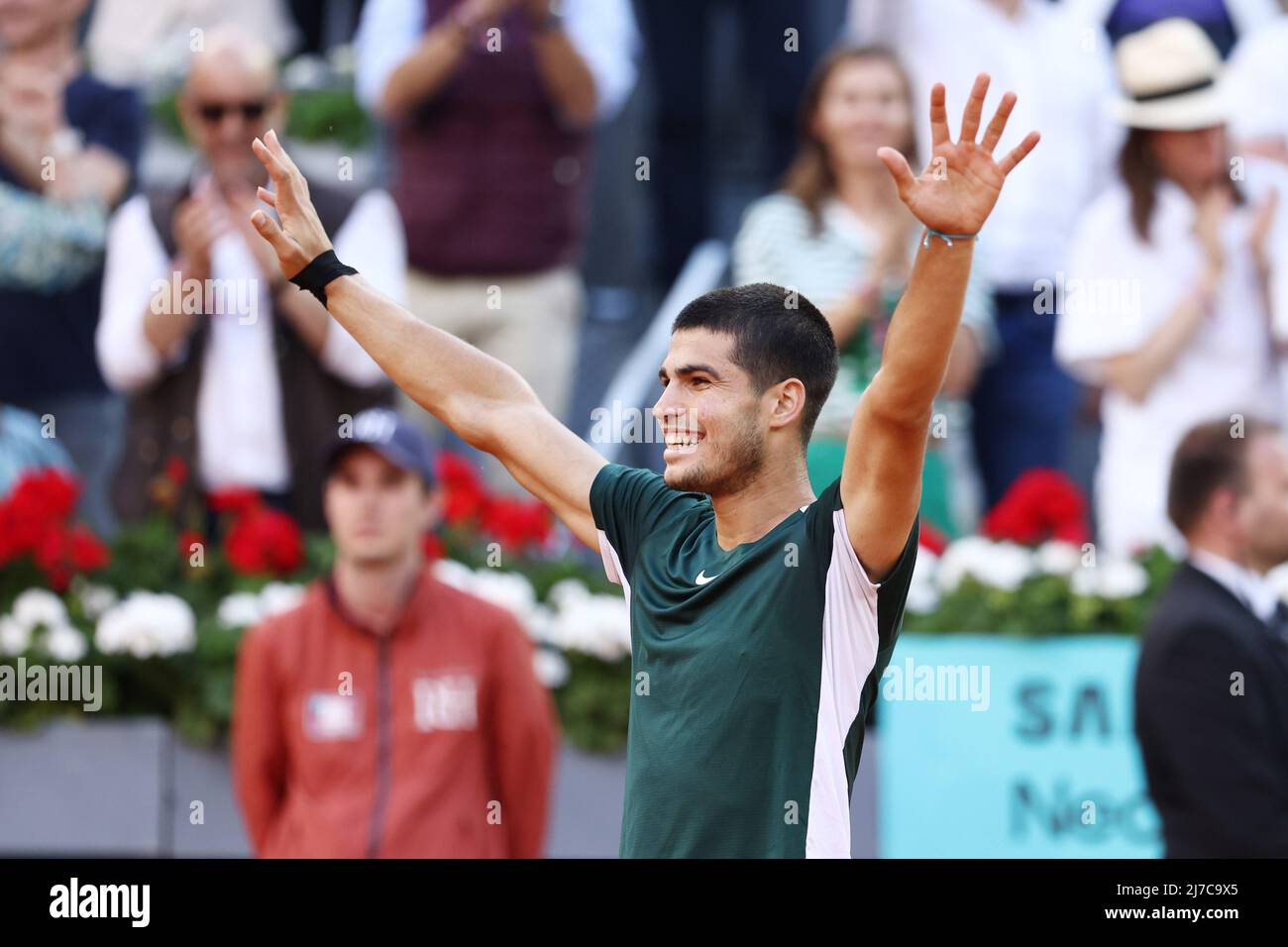 Carlos Alcaraz, de l'Espagne, réagit après avoir gagné Novak Djokovic de Serbie lors du tournoi de tennis Mutua Madrid Open 2022 le 7 mai 2022 au stade Caja Magica à Madrid, Espagne - photo: Oscar J Barroso/DPPI/LiveMedia Banque D'Images