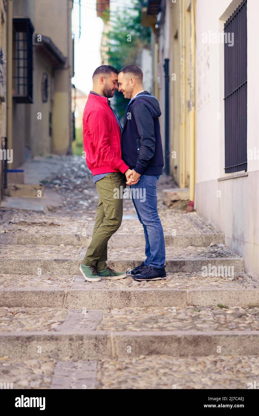 Couple gay dans un moment romantique dans la rue. Banque D'Images