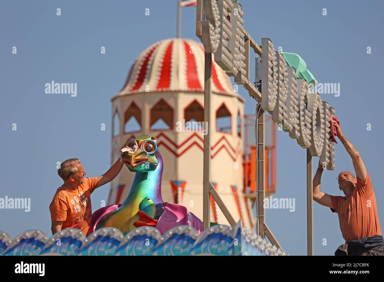 John-Henry Roper (à gauche) et Kevin Morris ont poli le Sea Dragon, sous le ciel bleu du parc des expositions, le 5 mai 2022, à Hunstanton, Norfolk (Royaume-Uni). Banque D'Images