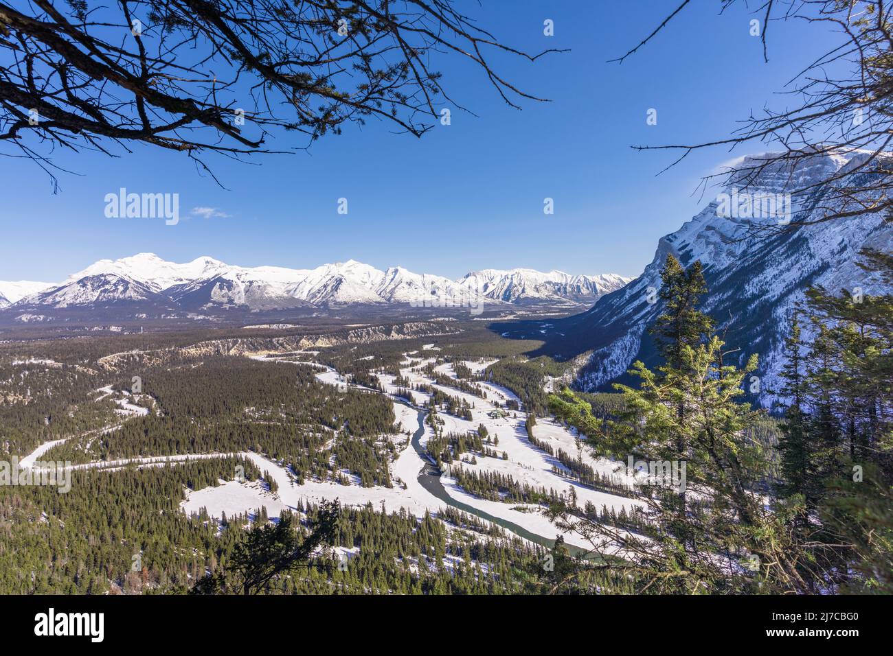 Les vallées de la rivière Bow et de la rivière Spray et les pics environnants en hiver. Parcours de golf Banff Springs. Parc national Banff, Rocheuses canadiennes, Alberta, Canada. Banque D'Images