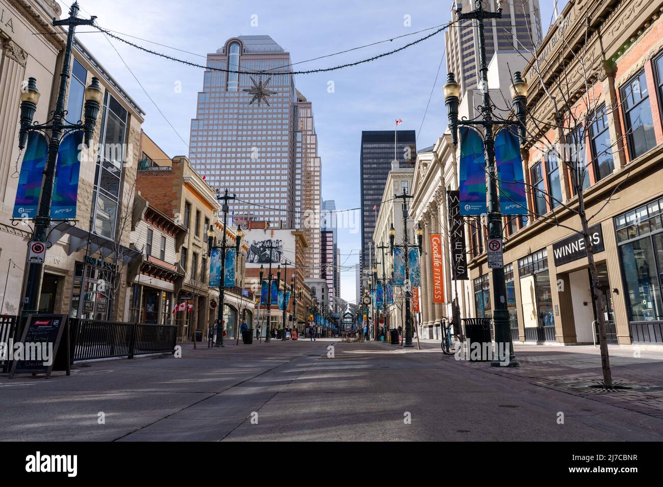 Calgary, Alberta, Canada - mars 14 2022 : l'avenue Stephen (8th avenue), un quartier commercial et de divertissement du centre-ville de Calgary. Banque D'Images