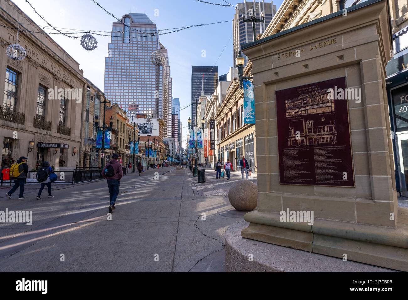 Calgary, Alberta, Canada - mars 14 2022 : l'avenue Stephen (8th avenue), un quartier commercial et de divertissement du centre-ville de Calgary. Banque D'Images