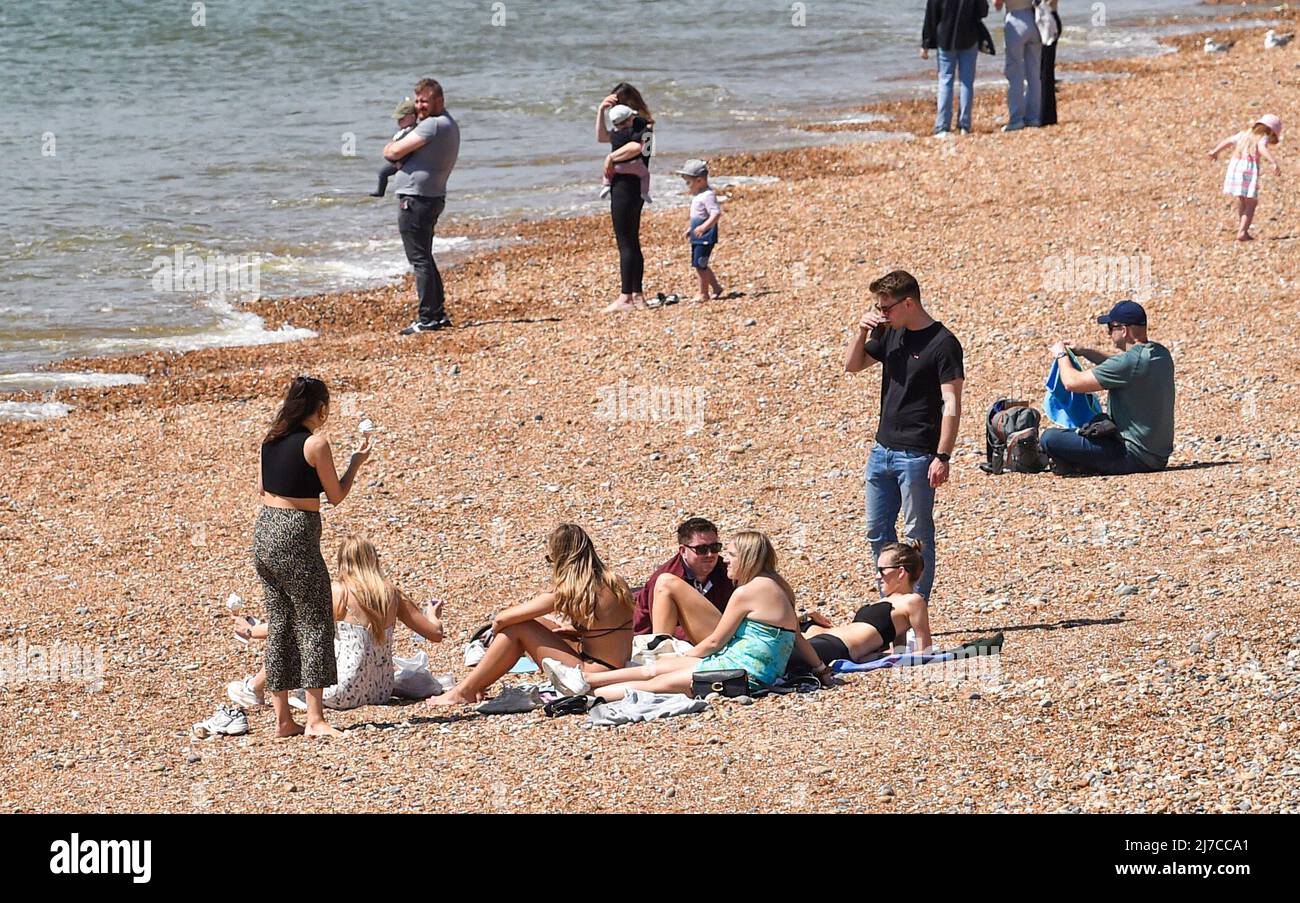 Brighton UK 8th mai 2022 - les visiteurs profitent d'une journée chaude et ensoleillée sur la plage et le front de mer de Brighton comme les températures devraient atteindre plus de 20 degrés dans certaines parties du Royaume-Uni : Credit Simon Dack / Alay Live News Banque D'Images