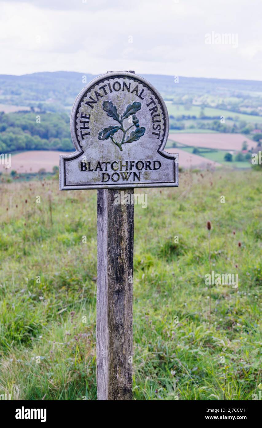 Vue du panneau de nom de National Trust à Blatchford Down sur North Downs Way, Abinger Hammer dans la région de Surrey Hills d'une beauté naturelle exceptionnelle Banque D'Images