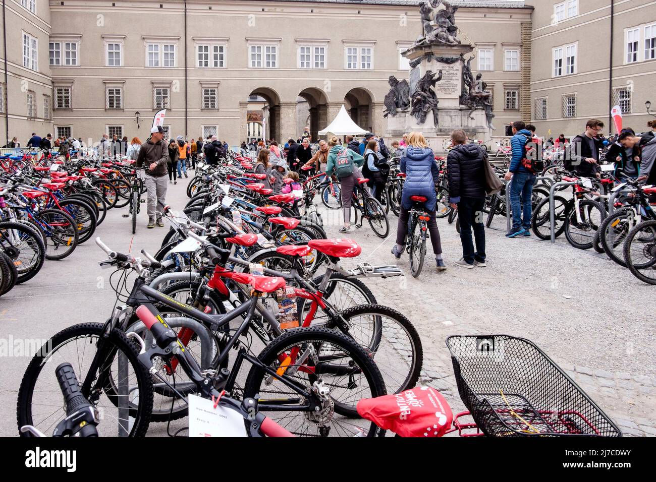 Vente de vélos volés non réclamés récupérés par la police, Salzbourg, Autriche. Banque D'Images