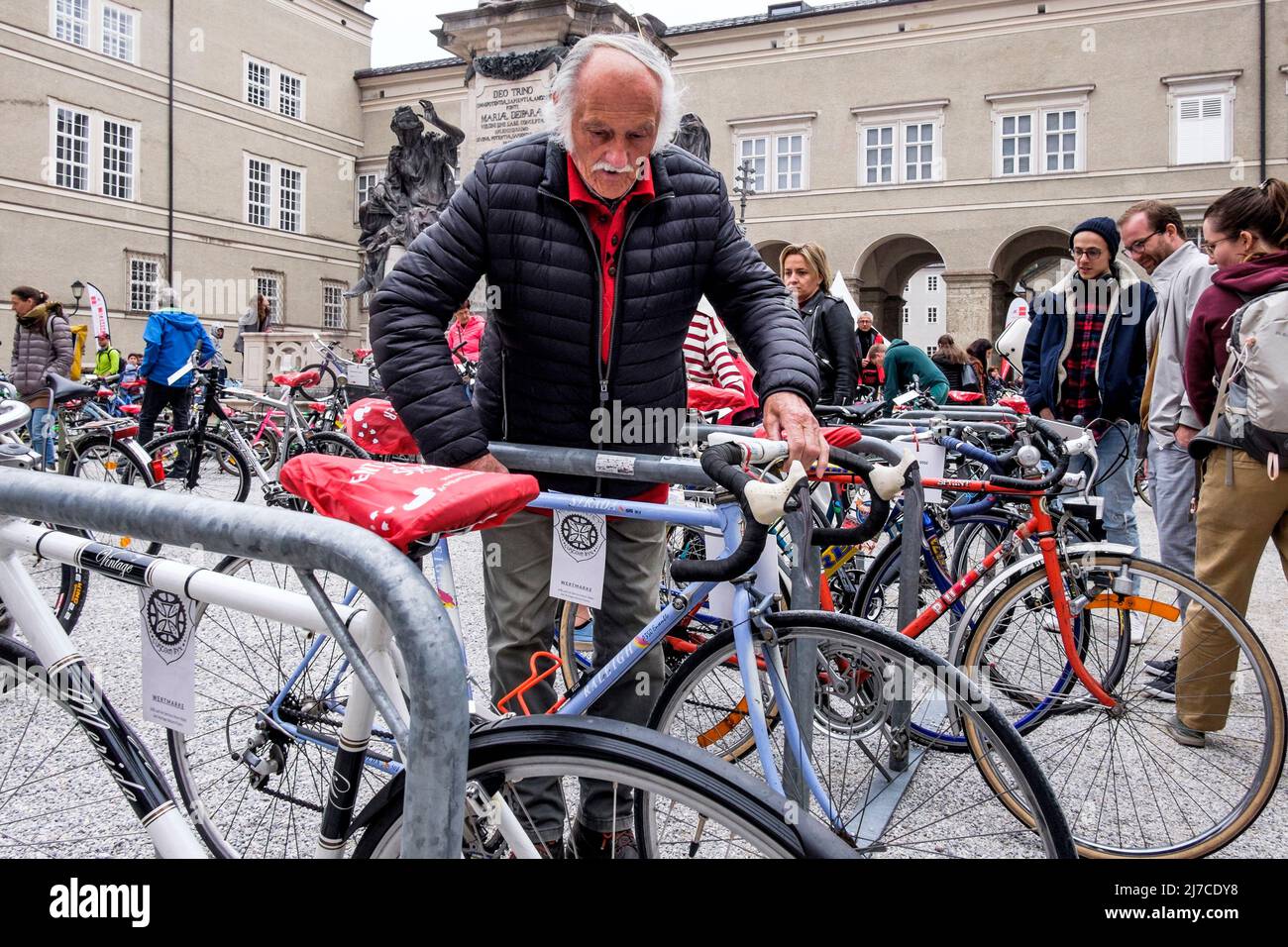 L'homme inspecte un vélo de route à la vente de vélos volés non réclamés récupérés par la police de Salzbourg, Autriche. Banque D'Images