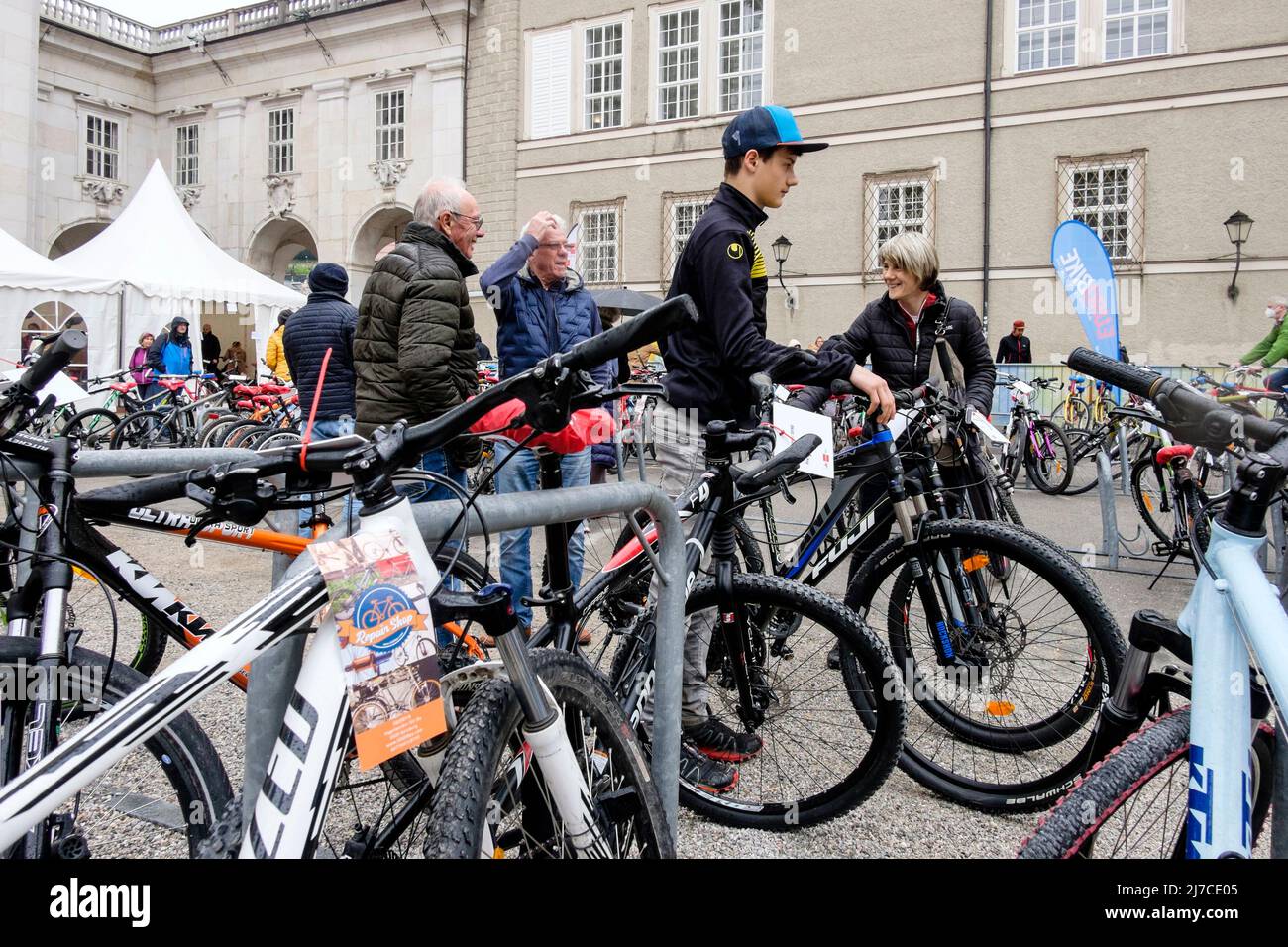 Vente de vélos volés non réclamés récupérés par la police, Salzbourg, Autriche. Banque D'Images