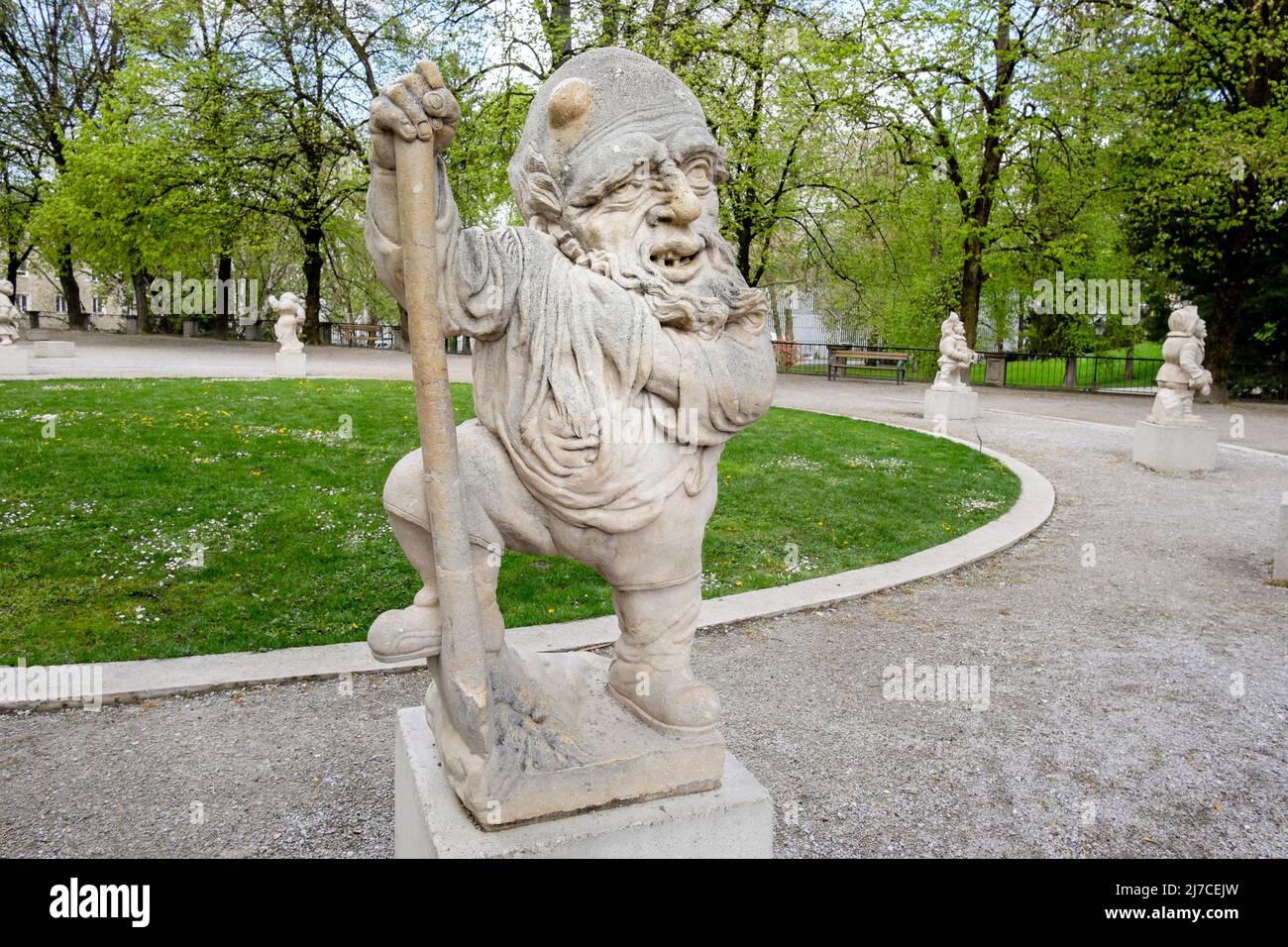 Une figure dans le jardin Dwarf de Salzbourg, jardins Mirabell, Salzbourg, Autriche. Banque D'Images