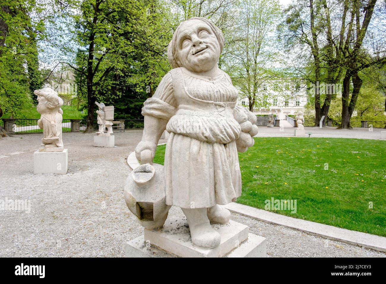 Une figure dans le jardin Dwarf de Salzbourg, jardins Mirabell, Salzbourg, Autriche. Banque D'Images