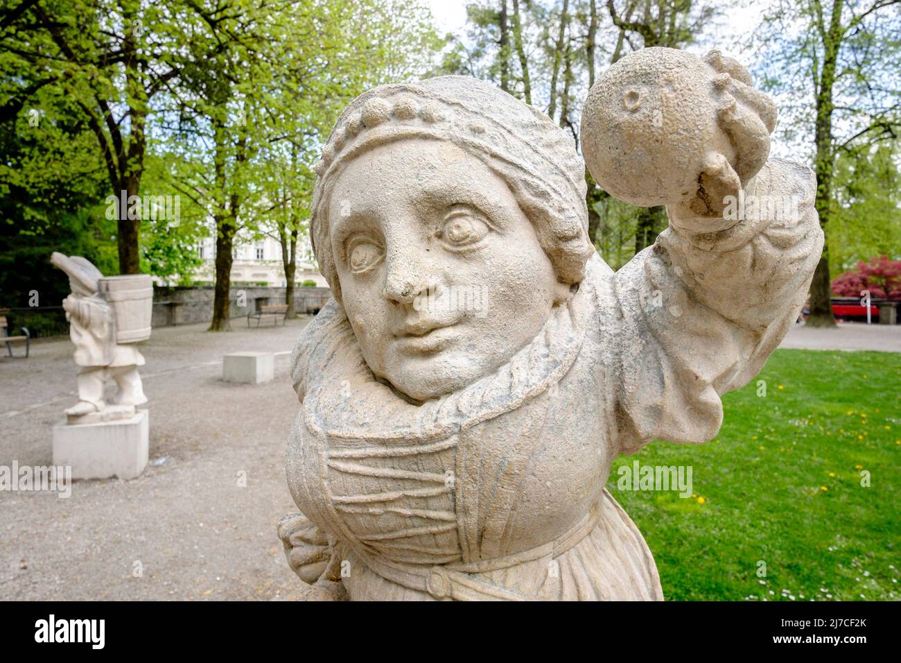 Une figure dans le jardin Dwarf de Salzbourg, jardins Mirabell, Salzbourg, Autriche. Banque D'Images