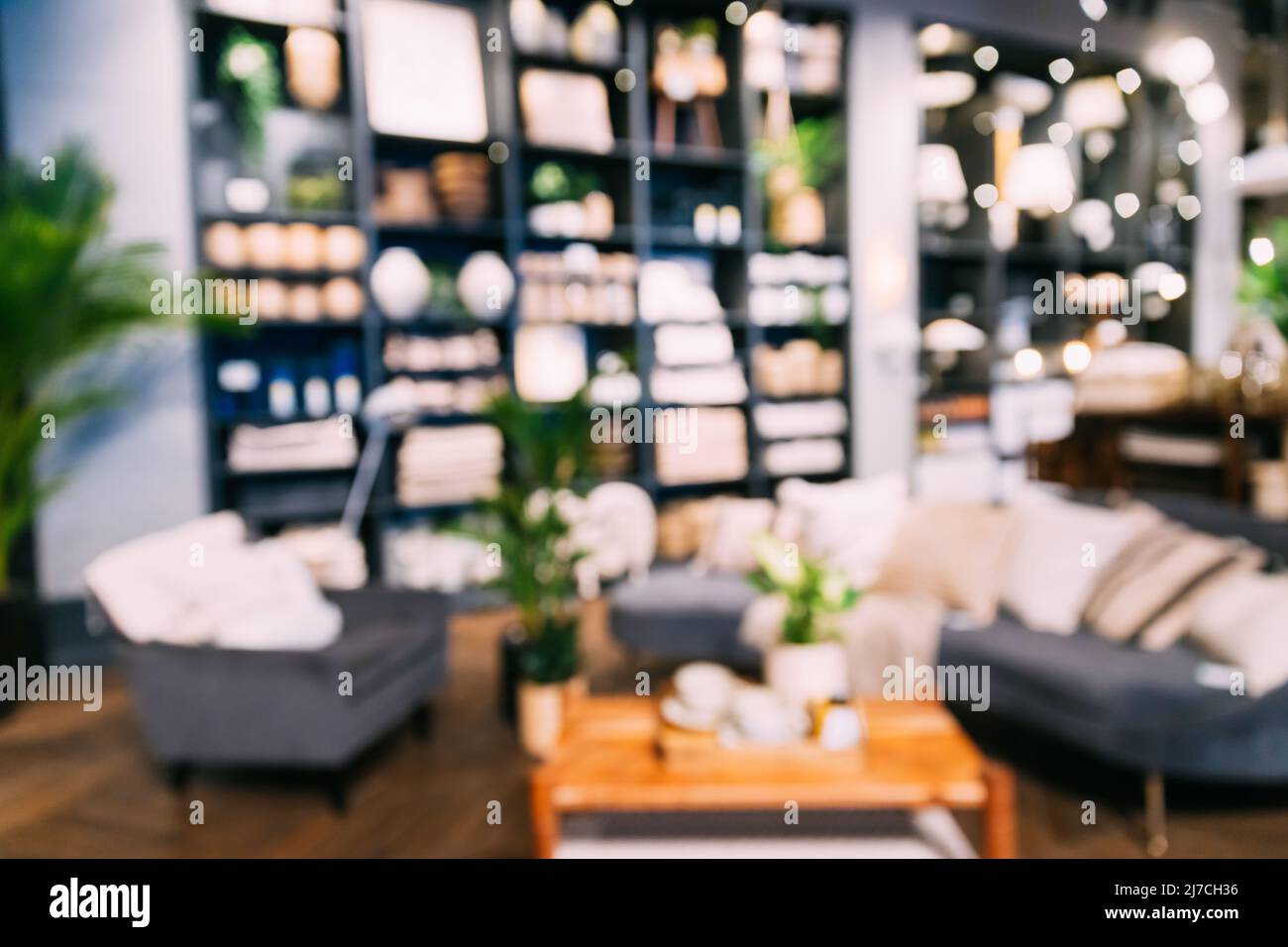 Accessoires pour la maison et produits ménagers dans le magasin du centre commercial. Vue des accessoires pour la maison pour le salon dans la boutique de mode. Canapé avec Banque D'Images