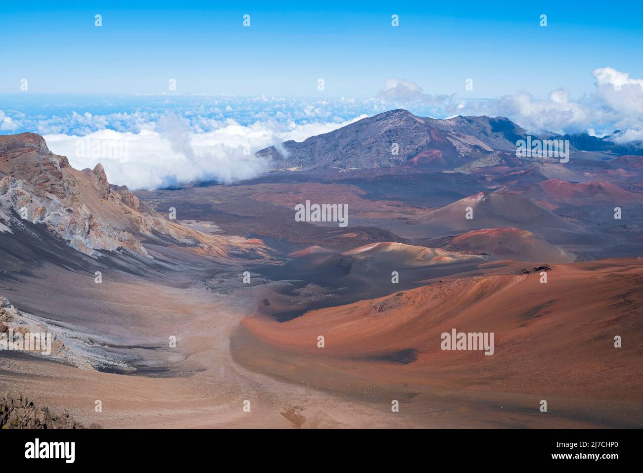 surplombant le cratère de haleakala depuis le sentier de randonnée de sable glissant dans le parc national de haleakala maui hawaii Banque D'Images