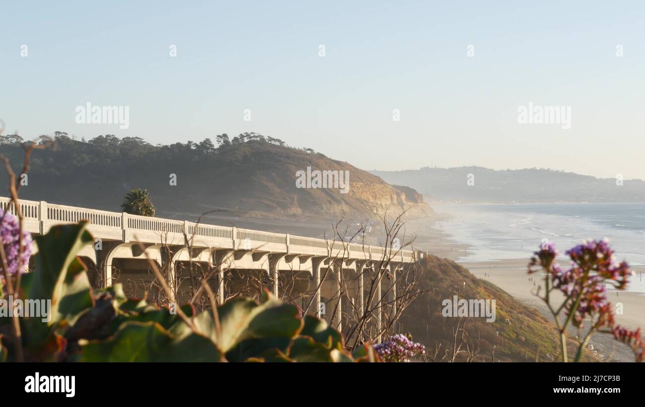 Pont sur la côte du pacifique autoroute 1, plage d'état de Torrey Pines, Del Mar, San Diego, Californie États-Unis.Voyage sur la route côtière vacances, coucher de soleil siège point de vue panoramique vista.RoadTrip sur l'autoroute 101 le long de l'océan. Banque D'Images