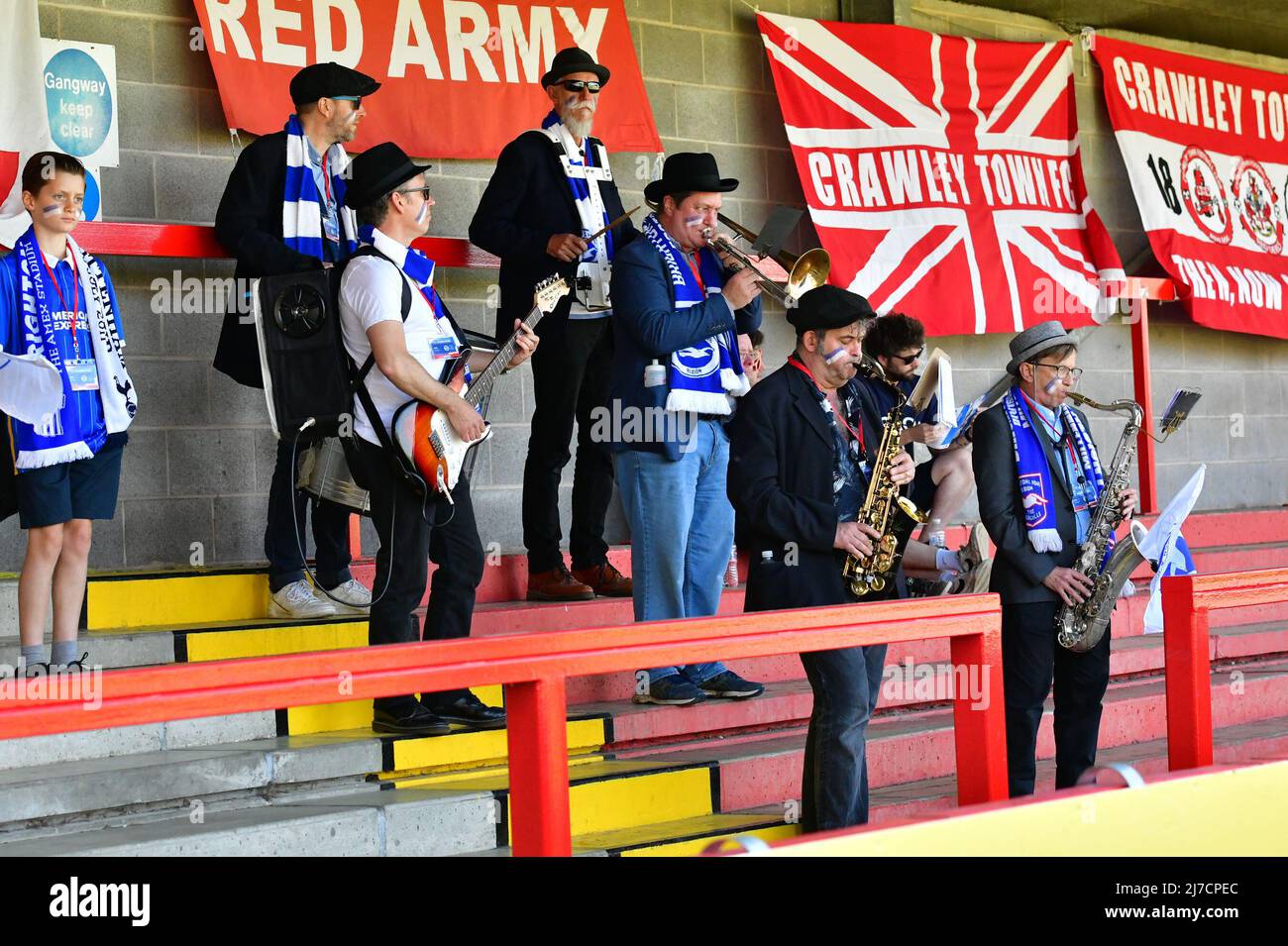 Un groupe composé de fans de Brighton divertit la foule avant le match de Super League féminin de la FA entre Brighton & Hove Albion Women et Everton au People's Pension Stadium, le 8th 2022 mai à Crawley, au Royaume-Uni. (Photo de Jeff Mood/phcimages.com) Banque D'Images