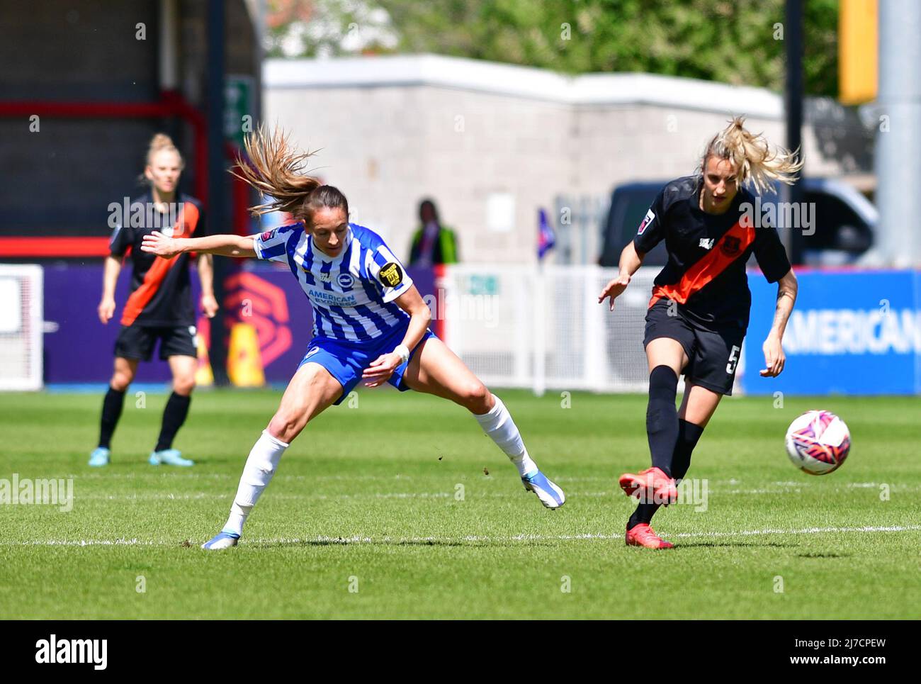 Kayleigh Green de Brighton et Hove Albion et Nathalie Bjorn d'Everton lors du match de Super League féminin FA entre Brighton & Hove Albion Women et Everton au People's Pension Stadium, le 8th 2022 mai à Crawley, au Royaume-Uni. (Photo de Jeff Mood/phcimages.com) Banque D'Images