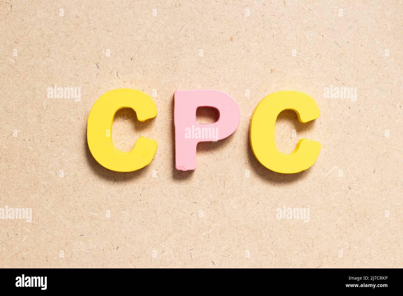 Lettre de l'alphabet de couleur dans le mot CPC (abréviation du coût par clic) sur fond de bois Banque D'Images