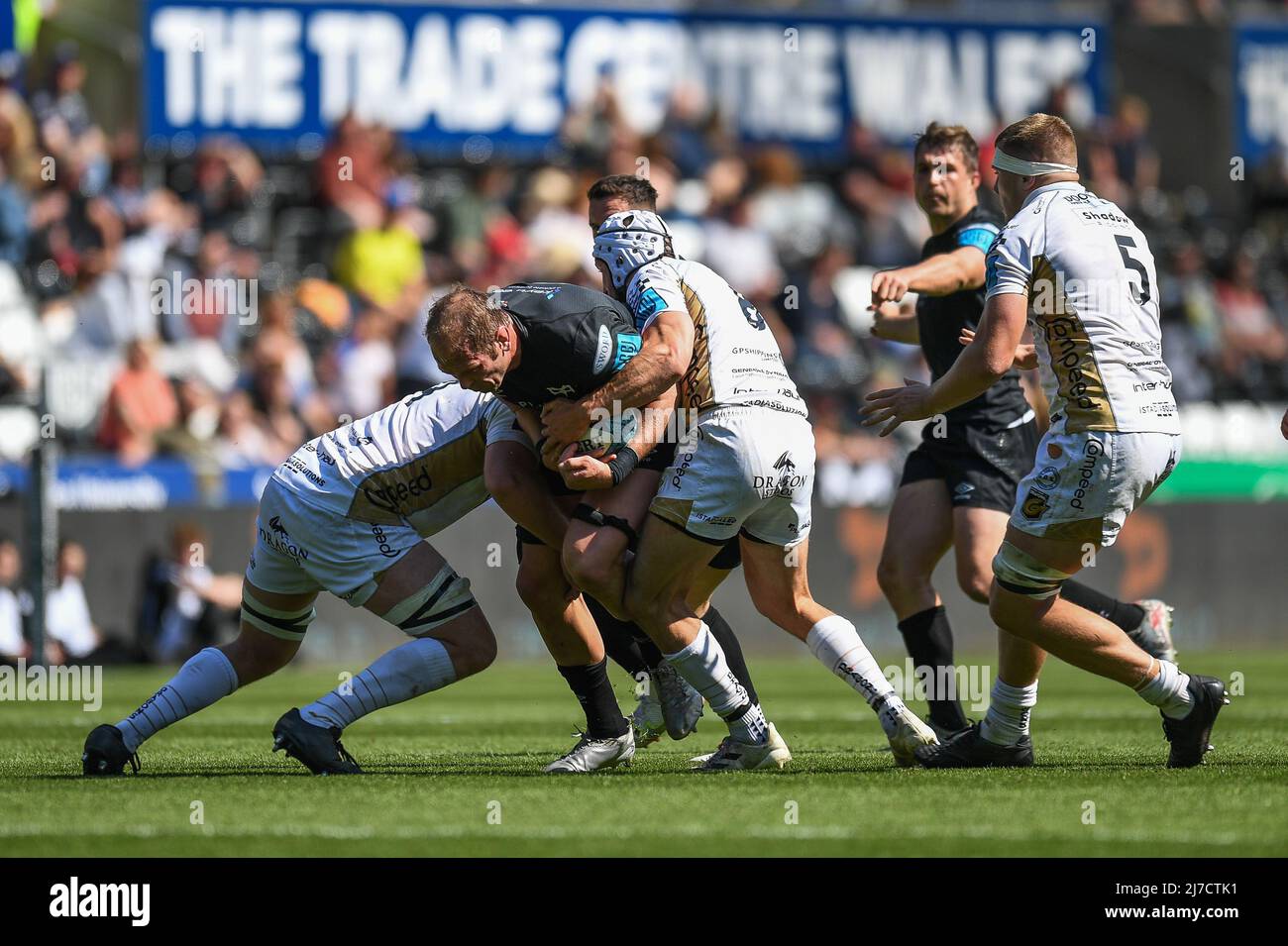 Alun Wyn Jones d'Ospreys, attaqué par Ollie Griffiths de Dragons, et Joe Davies de Dragons, Banque D'Images