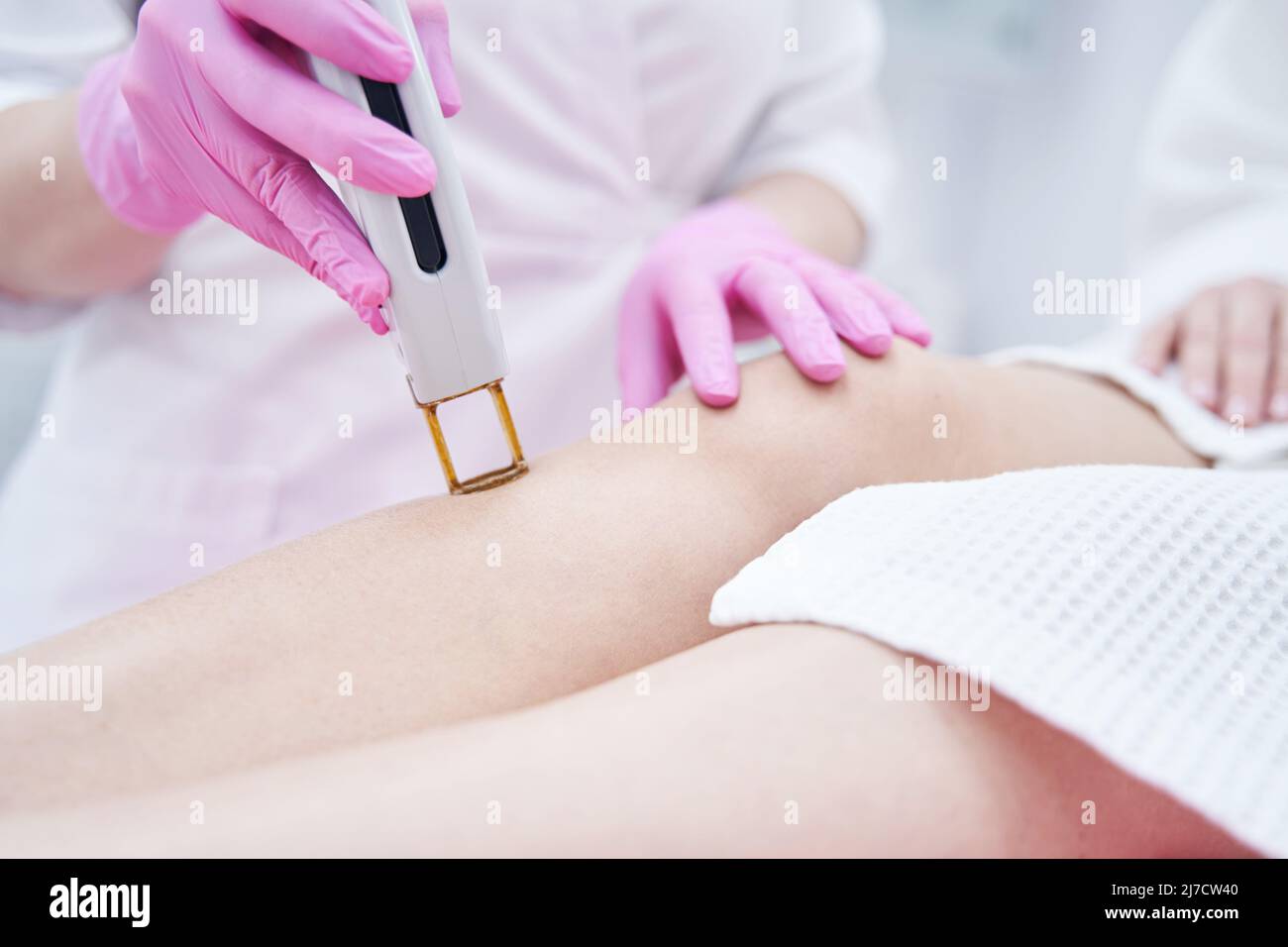 Esthéticienne effectuant un traitement d'épilation au laser dans un salon  de beauté Photo Stock - Alamy