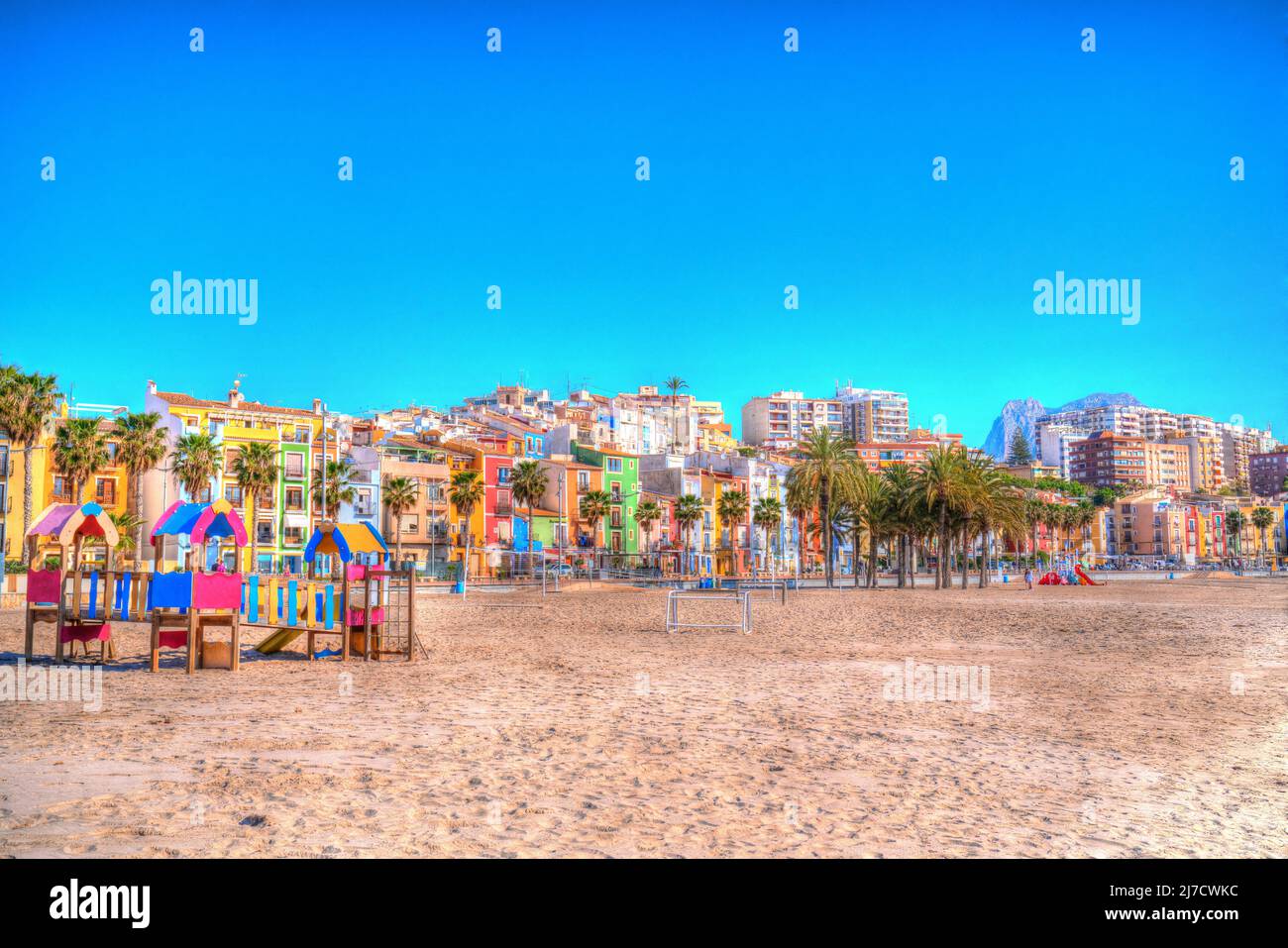 Villajoyosa Espagne scène de plage colorée avec aire de jeux Costa Blanca Alicante hdr Banque D'Images