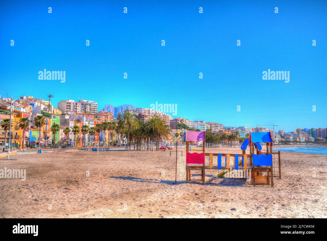 Villajoyosa Espagne scène de plage colorée avec aire de jeux Costa Blanca Alicante hdr Banque D'Images