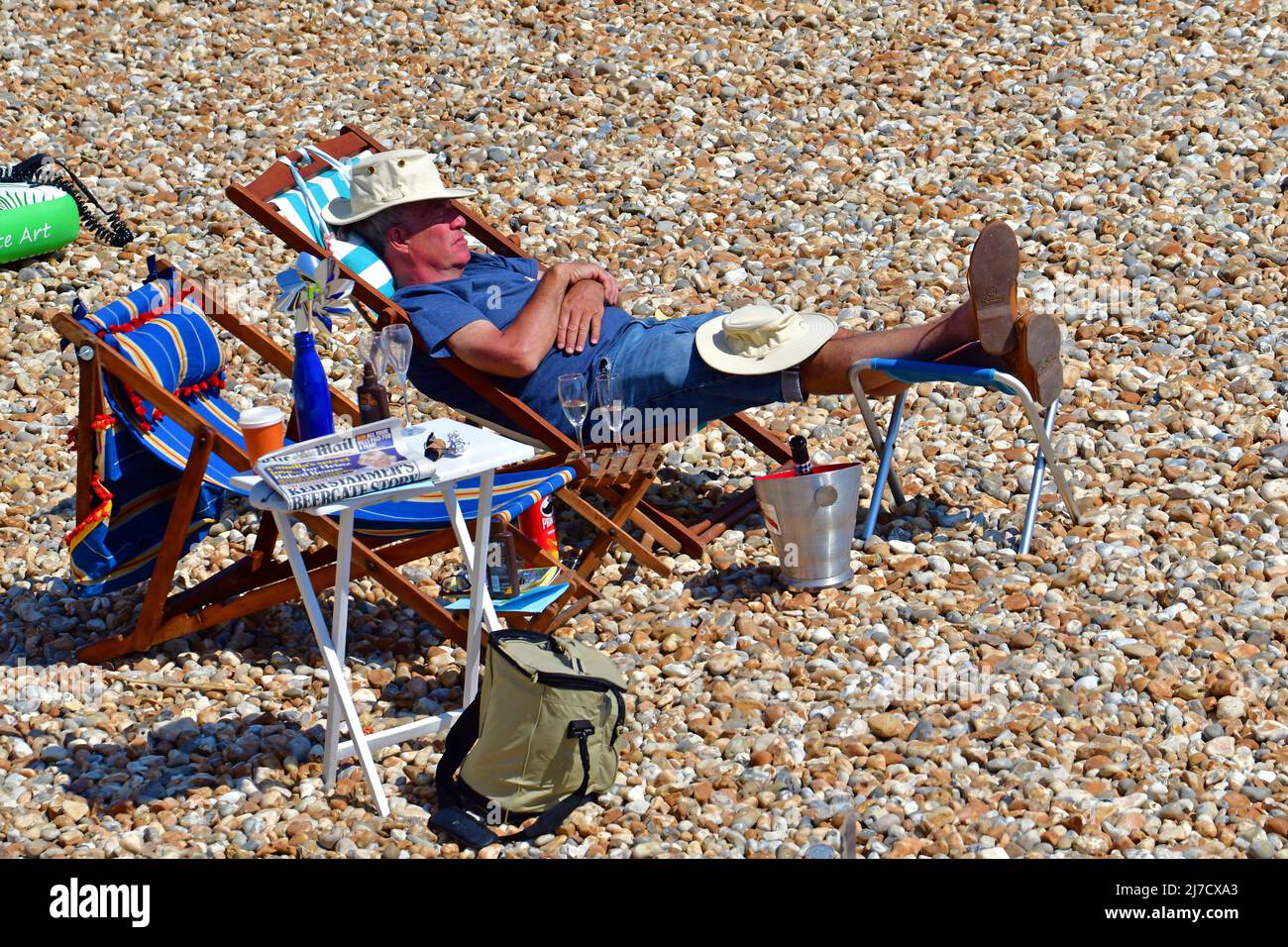 Un homme ayant une sieste d'après-midi à Devon avec deux chapeaux Robert Timoney/Alamy Live News Banque D'Images