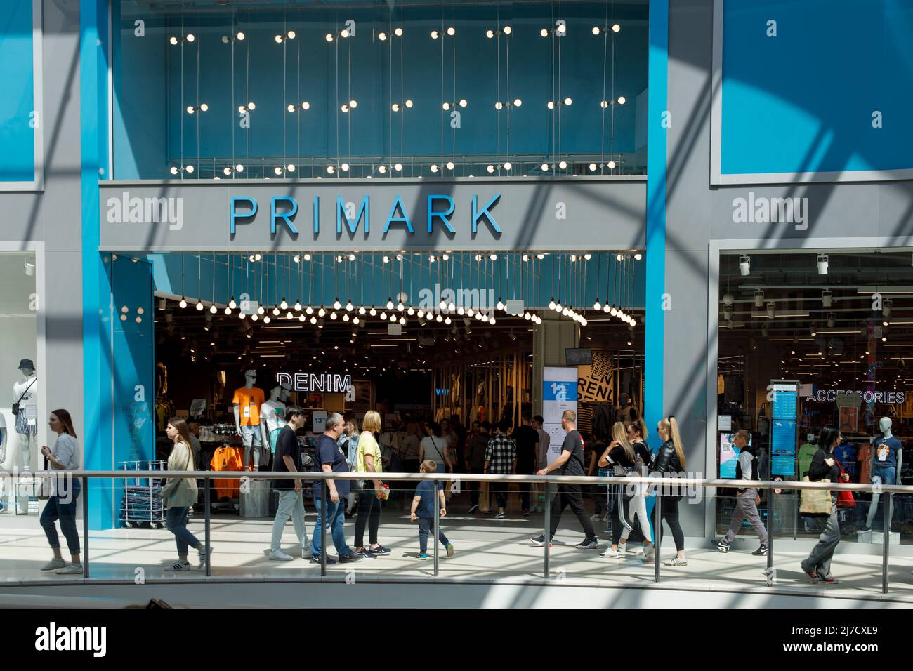 Poznan, Pologne. 07 mai 2022 : façade du magasin de vêtements Primark dans le centre commercial. Banque D'Images