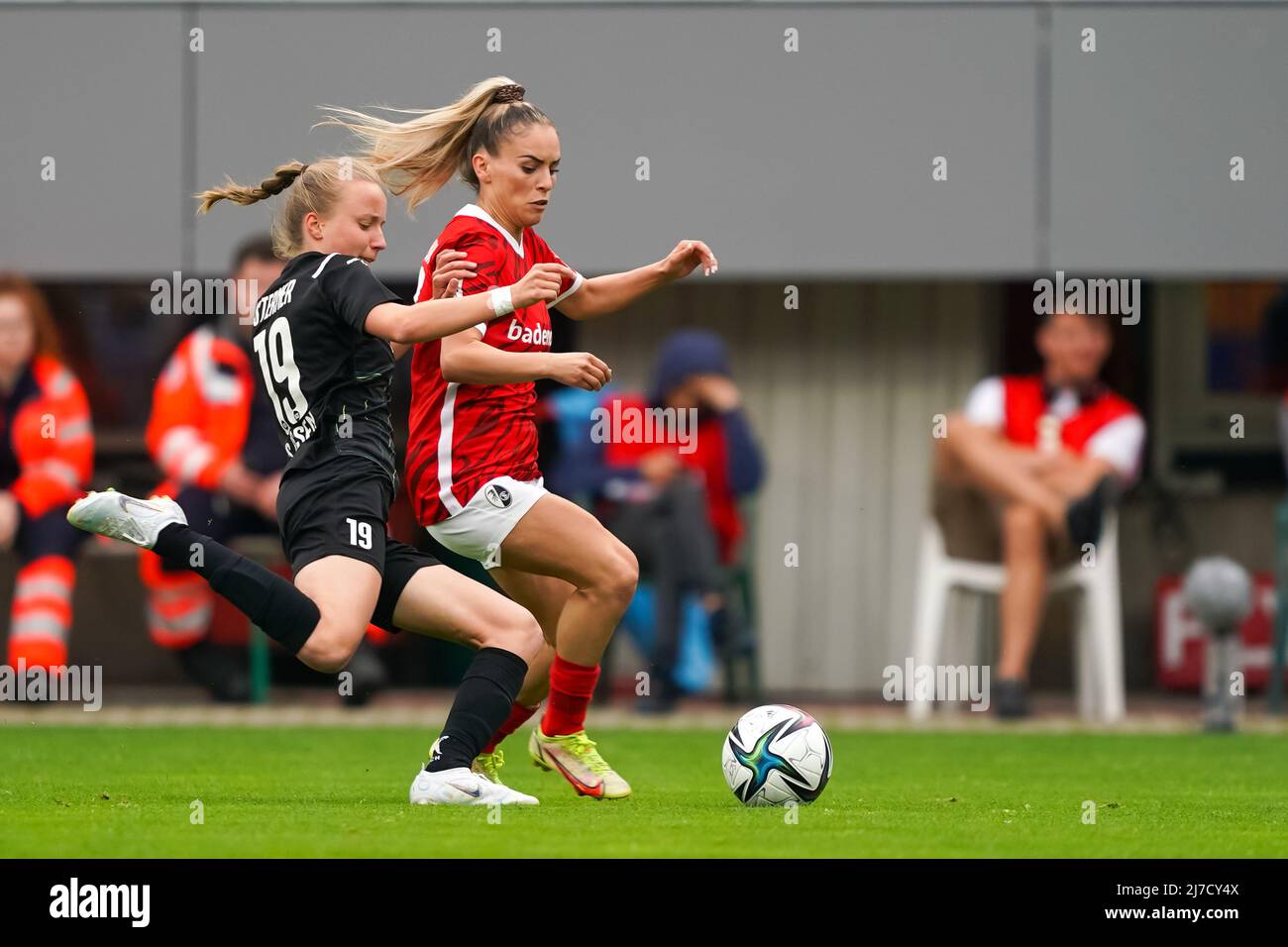 Fribourg, Allemagne. 08/05/2022, Beke Sterner (19 SGS) et Ereleta Memeti (17 Freiburg) se battent pour le ballon (duel) pendant le 1. Match de football Frauen-Bundesliga entre SC Freiburg et SGS Essen à Dreisamstadion à Fribourg, en Allemagne. Daniela Porcelli/SPP Banque D'Images