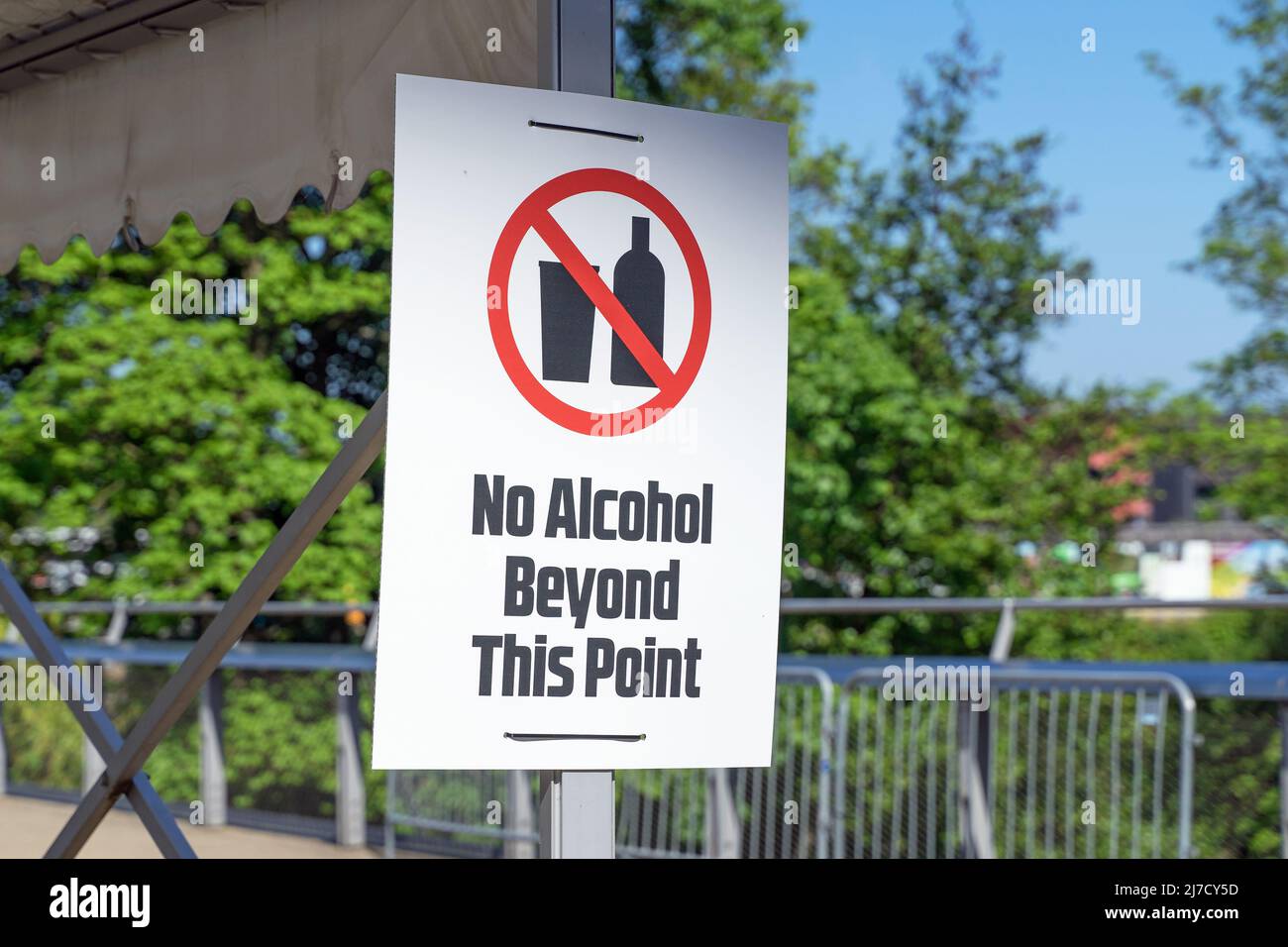 Pas d'alcool au-delà de ce point de signalisation à un point d'entrée à un lieu Banque D'Images