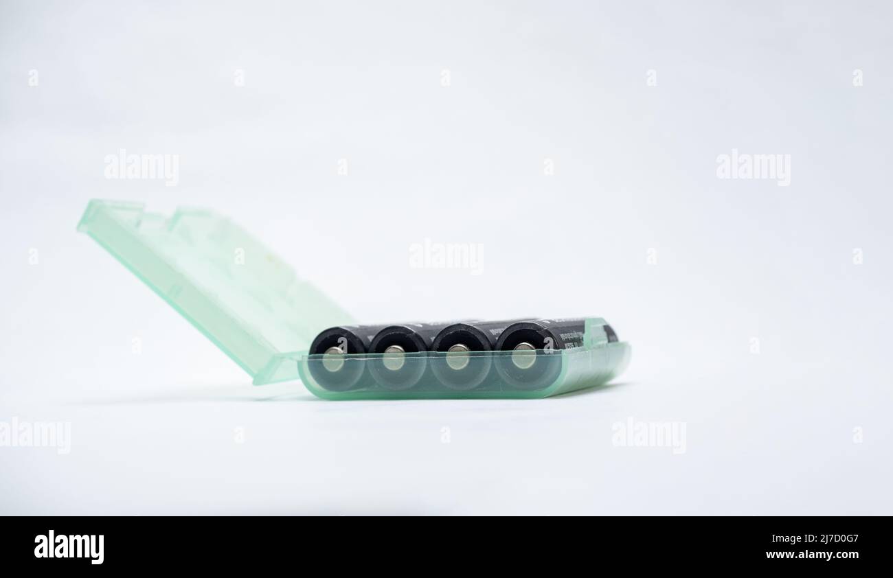 Boîtier en plastique transparent vert contenant quatre piles rechargeables de type AA Banque D'Images