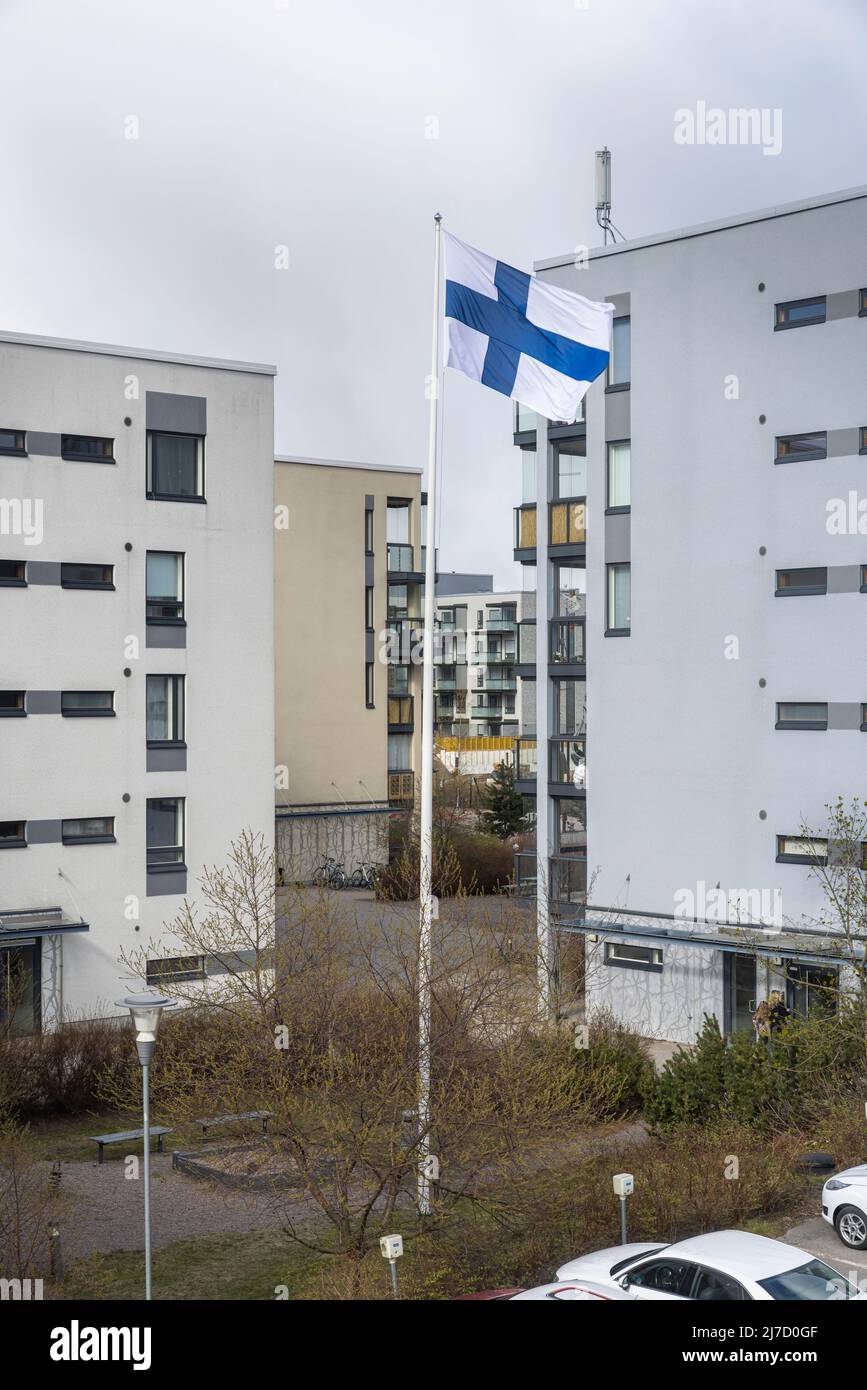 Drapeau finlandais haut pour célébrer la fête internationale des mères Banque D'Images