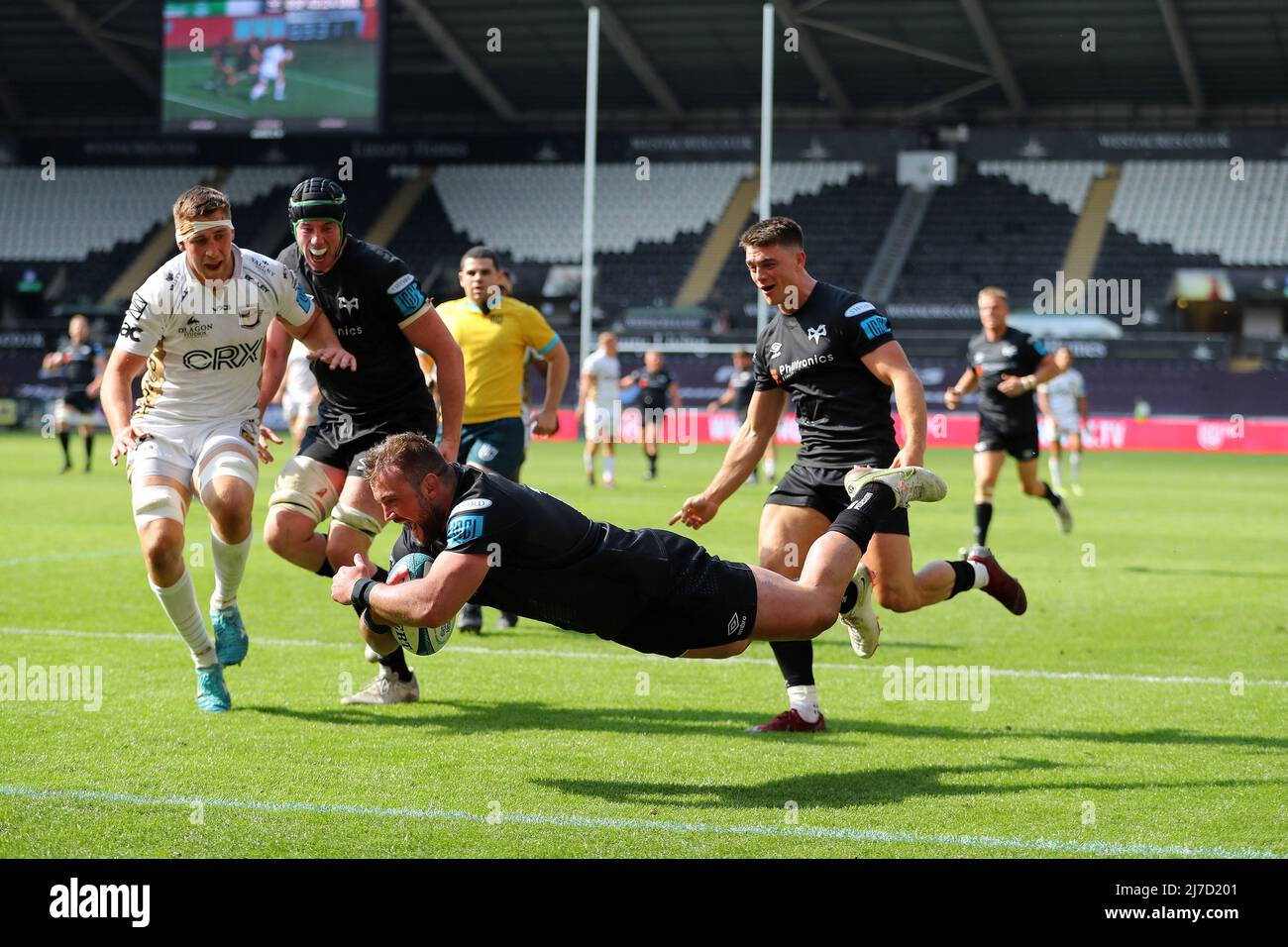 Sam Parry de l'Osprey marque un essai dans la moitié de 2nd. United Rugby Championship, Osprey v Dragons au stade Swansea.com de Swansea, au sud du pays de Galles, le dimanche 8th mai 2022. photo par Andrew Orchard/Andrew Orchard sports photographie/Alamy Live news Banque D'Images