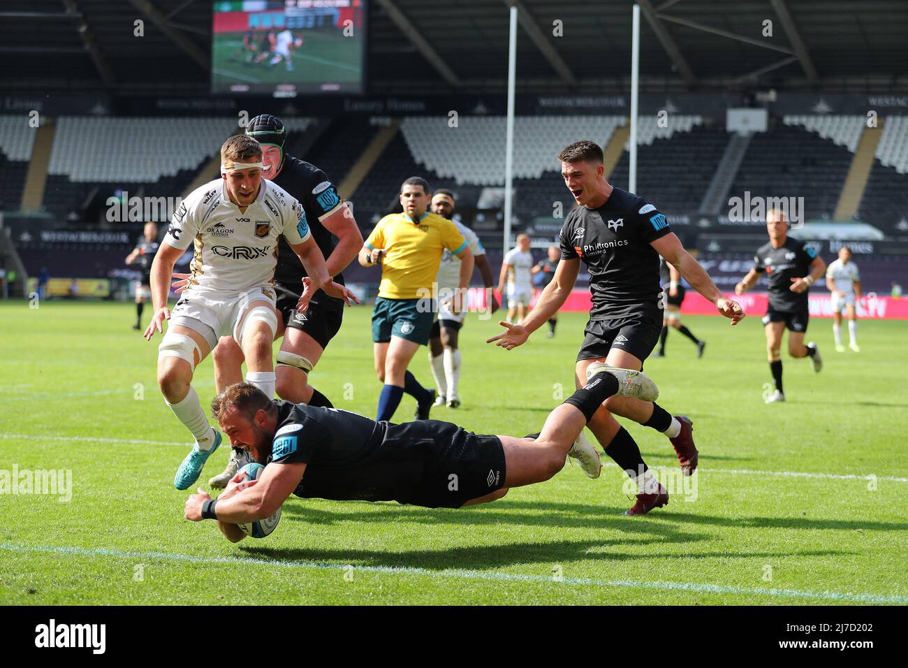 Sam Parry de l'Osprey marque un essai dans la moitié de 2nd. United Rugby Championship, Osprey v Dragons au stade Swansea.com de Swansea, au sud du pays de Galles, le dimanche 8th mai 2022. photo par Andrew Orchard/Andrew Orchard sports photographie/Alamy Live news Banque D'Images