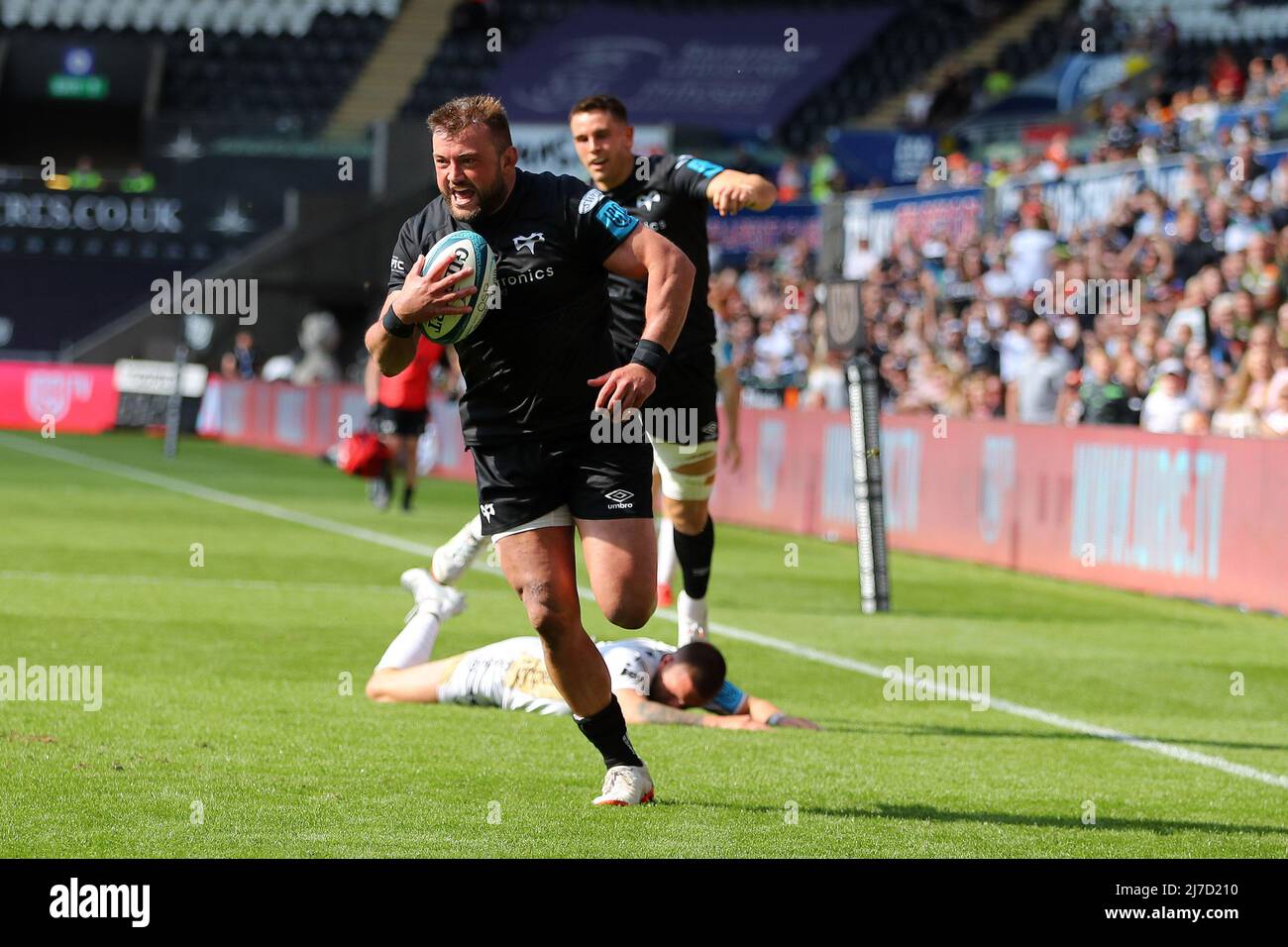 Sam Parry de l'Osprey court et marque un essai dans 2nd moitié. United Rugby Championship, Osprey v Dragons au stade Swansea.com de Swansea, au sud du pays de Galles, le dimanche 8th mai 2022. photo par Andrew Orchard/Andrew Orchard sports photographie/Alamy Live news Banque D'Images