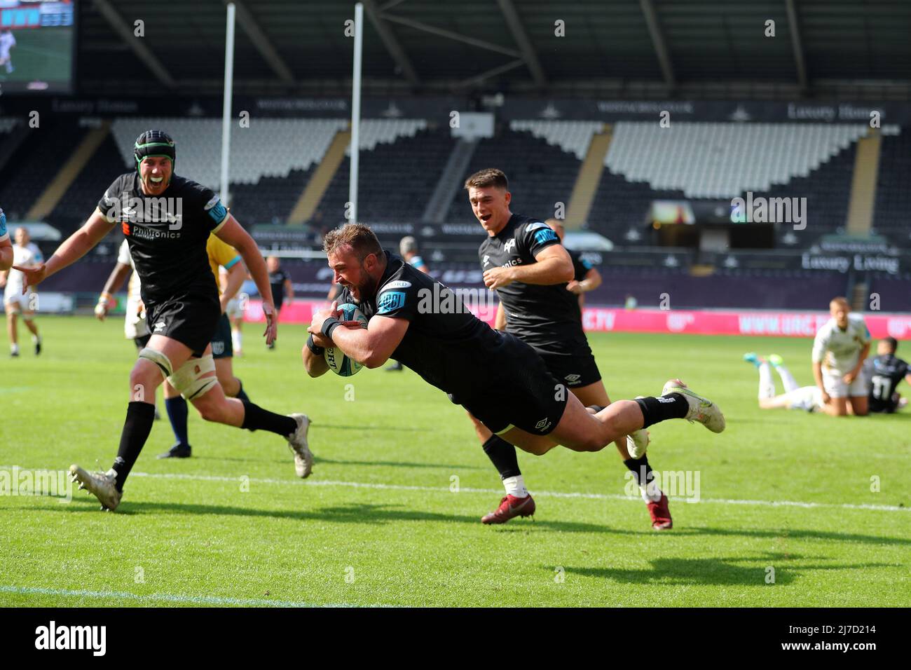 Sam Parry de l'Osprey marque un essai dans la moitié de 2nd. United Rugby Championship, Osprey v Dragons au stade Swansea.com de Swansea, au sud du pays de Galles, le dimanche 8th mai 2022. photo par Andrew Orchard/Andrew Orchard sports photographie/Alamy Live news Banque D'Images