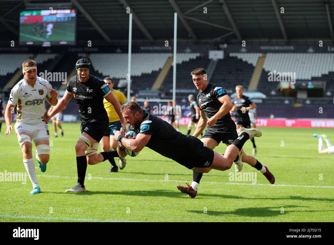 Sam Parry de l'Osprey marque un essai dans la moitié de 2nd. United Rugby Championship, Osprey v Dragons au stade Swansea.com de Swansea, au sud du pays de Galles, le dimanche 8th mai 2022. photo par Andrew Orchard/Andrew Orchard sports photographie/Alamy Live news Banque D'Images