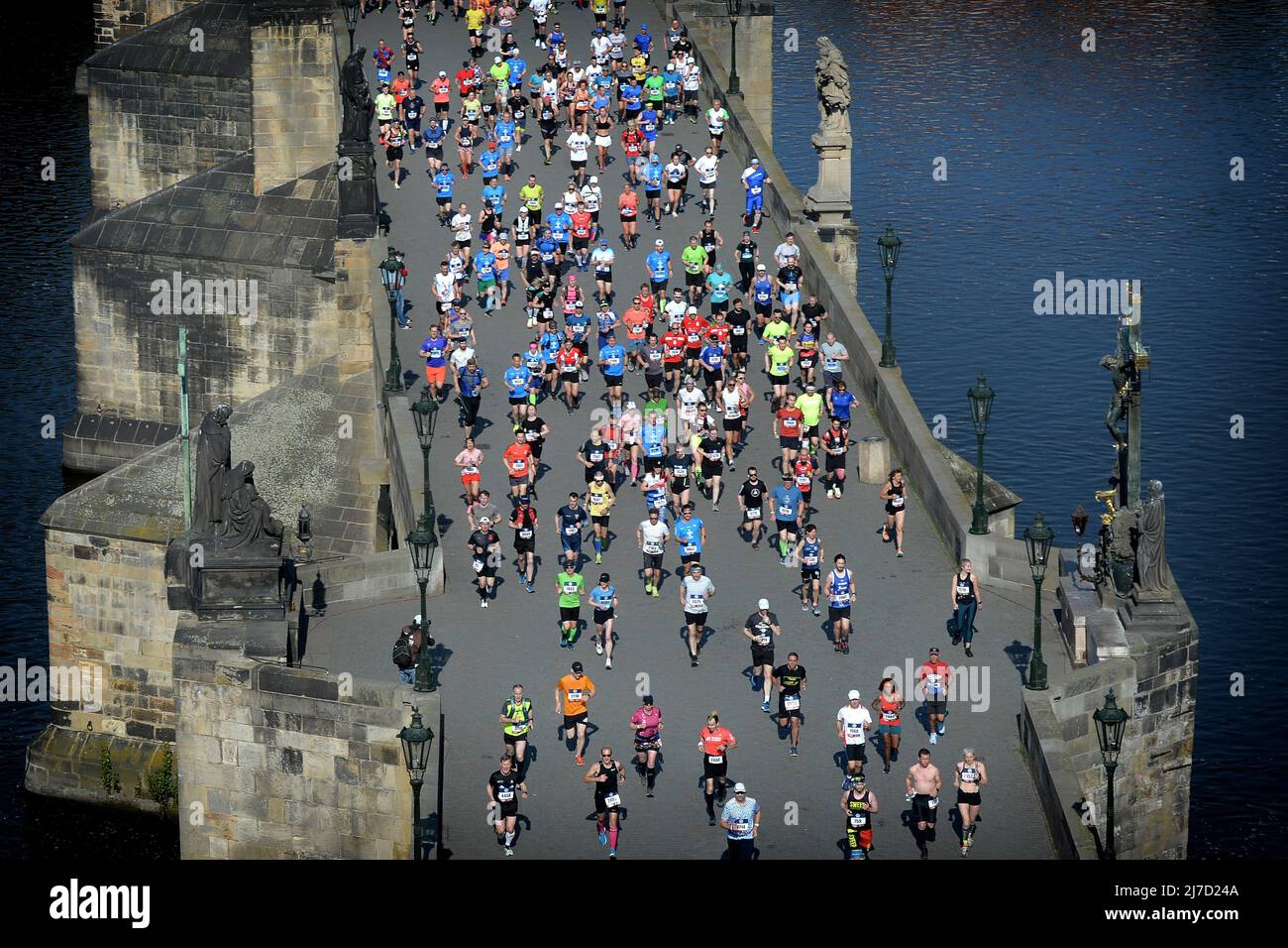 8 mai 2022, Prague, République Tchèque: Les coureurs traversent le pont  Charles lors de la course internationale du Marathon de Prague en  République Tchèque. (Credit image: © Slavek Ruta/ZUMA Press Wire Photo