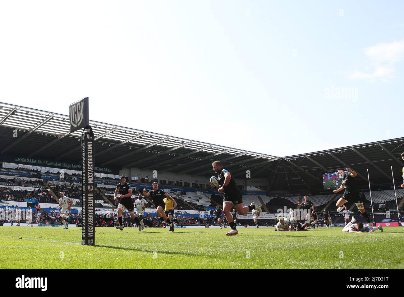 Sam Parry de l'Osprey court et marque un essai dans 2nd moitié. United Rugby Championship, Osprey v Dragons au stade Swansea.com de Swansea, au sud du pays de Galles, le dimanche 8th mai 2022. photo par Andrew Orchard/Andrew Orchard sports photographie/Alamy Live news Banque D'Images