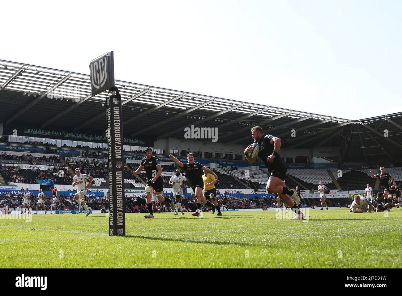 Sam Parry de l'Osprey court et marque un essai dans 2nd moitié. United Rugby Championship, Osprey v Dragons au stade Swansea.com de Swansea, au sud du pays de Galles, le dimanche 8th mai 2022. photo par Andrew Orchard/Andrew Orchard sports photographie/Alamy Live news Banque D'Images