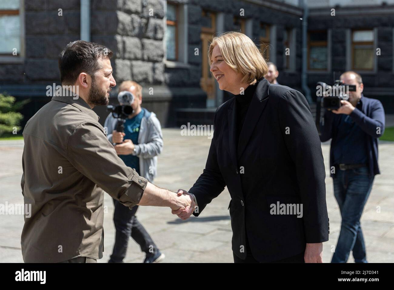 Kiev, Ukraine. 08 mai 2022. Le président ukrainien Volodymyr Zelenskyy, à gauche, accueille le président allemand du Bundestag Barbel Bas, à son arrivée au bâtiment de l'Administration présidentielle, le 8 mai 2022 à Kiev, en Ukraine. Le Bas est le politicien allemand le plus âgé à se rendre en Ukraine depuis le début de l'invasion russe. Credit: Présidence de l'Ukraine/Présidence de l'Ukraine/Alamy Live News Banque D'Images