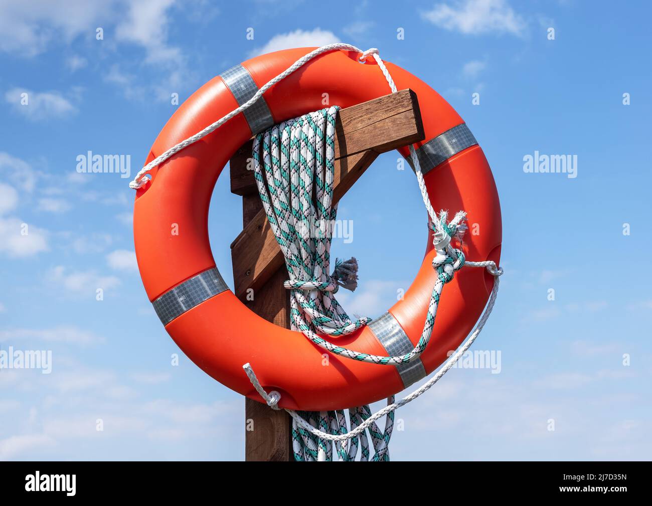 Bouée de sauvetage sur fond bleu ciel. Équipement de sauvetage. Concept de sécurité pendant le voyage en eau et d'aide urgente. Photo de haute qualité Banque D'Images