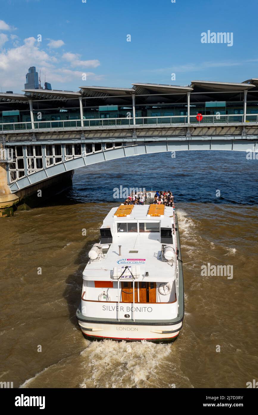 Le navire de croisière London Eye River nommé Silver Bonito passe sous le pont ferroviaire London Blackfriars. Excursions en bateau de plaisance. Trafic maritime sur la Tamise. Banque D'Images