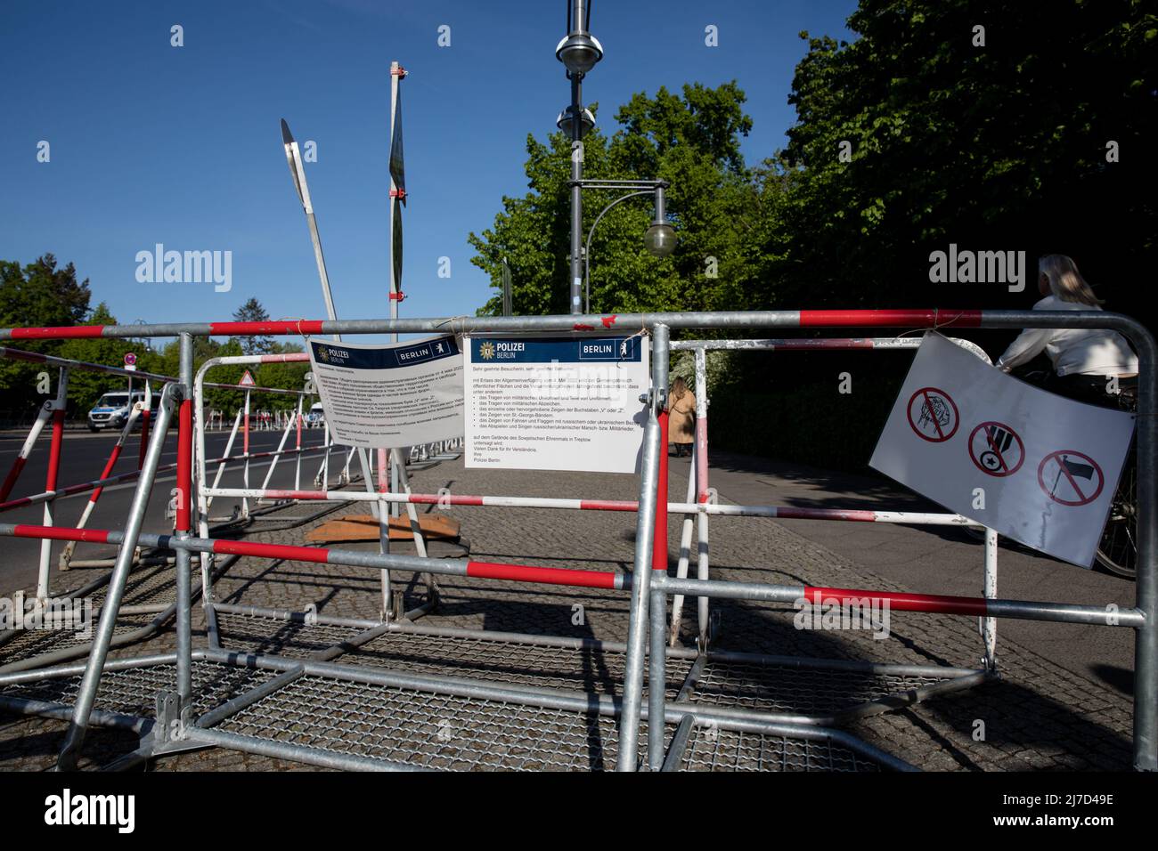 8 mai 2022, Berlin, Allemagne : les gens se sont rassemblés au Mémorial de la guerre soviétique, l'un des nombreux monuments commémoratifs de la guerre à Berlin. Il est situé directement à GroÃŸer Tiergarten. Des cérémonies de pose de couronnes ont lieu au mémorial le 8th mai, pour commémorer les 80 000 soldats des forces armées soviétiques morts pendant la bataille de Berlin en avril et mai 1945. La police a également obtenu une contre-protestation de l'autre côté de la rue, où plusieurs personnes se sont rassemblées pour critiquer la guerre de la Russie en Ukraine. En outre, la police locale de Berlin a interdit le vol de drapeaux près des monuments commémoratifs le week-end. (Image crédit : © Mich Banque D'Images