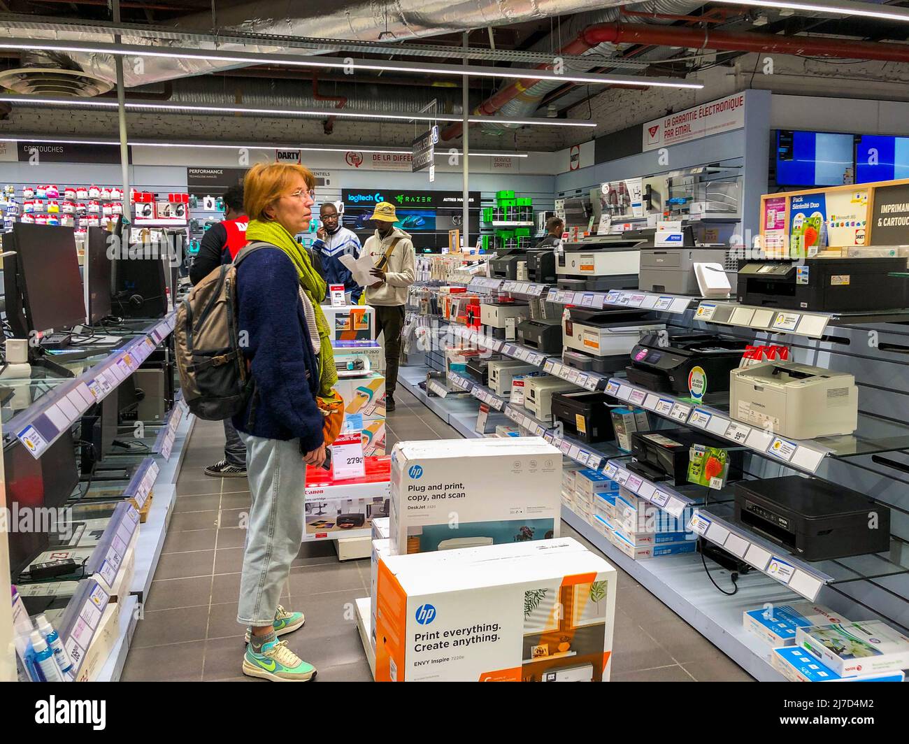 Paris, France, les gens magasiner à l'intérieur du magasin d'équipement  ménager français, Darty, femme décidant imprimante d'ordinateur Photo Stock  - Alamy