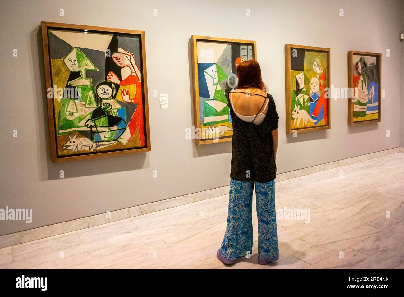Barcelone, Espagne, Musée Pablo Picasso, Femme debout de derrière, intérieur, Galerie d'art regardant des peintures abstraites modernes de pablo picasso Banque D'Images